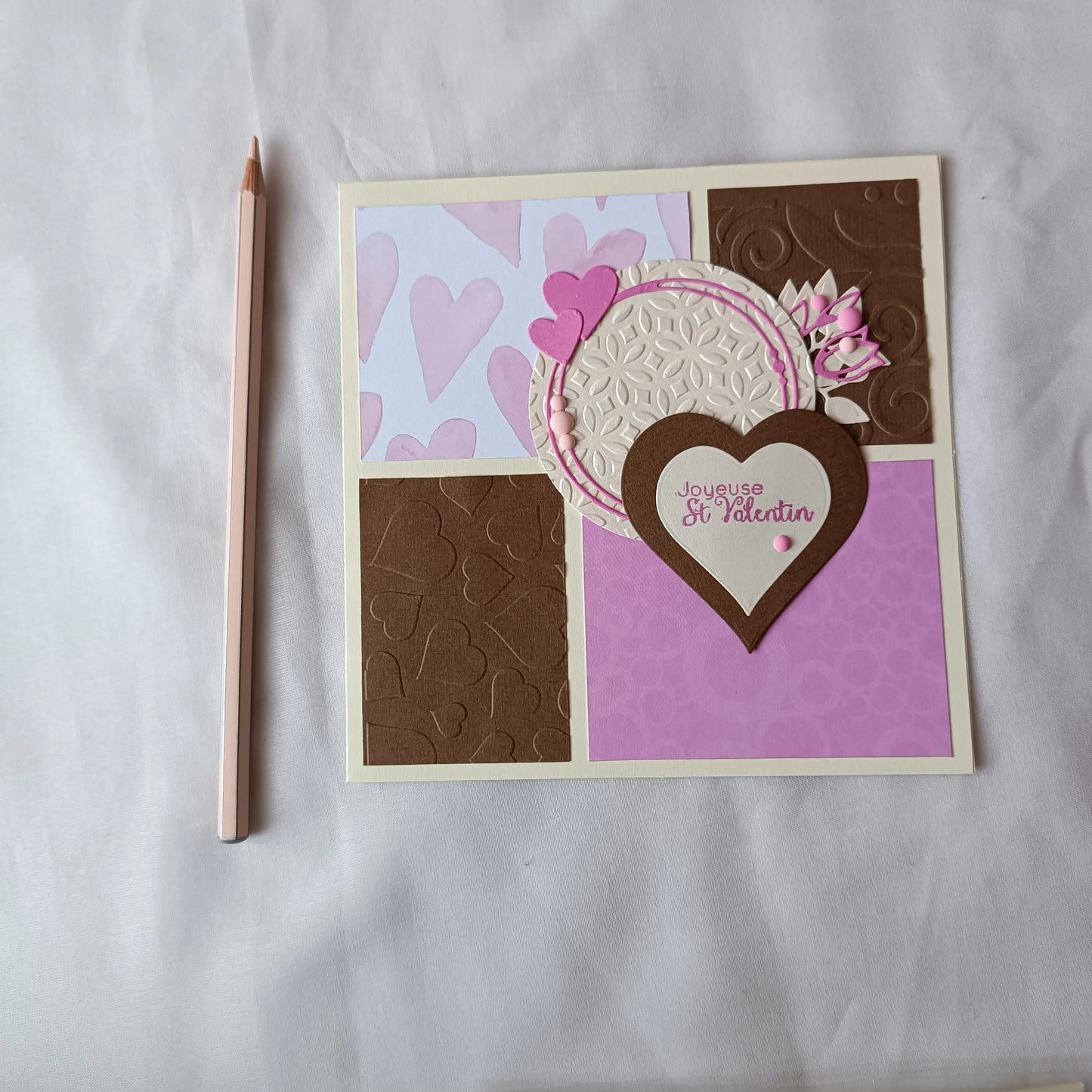 Carte de saint valentin rose et chocolat – l’atelier de lili la souris - carte artisanale saint valentin – carte saint valentin scrapbooking - cadeau saint valentin - idée cadeau saint valentin- cadeau saint valentin femme - cadeau saint valentin homme - carte de saint valentin - saint valentin - cadeau saint valentin ado - carte amoureux - carte d amour, - je t aime - fêter l amour - célébrer l amour