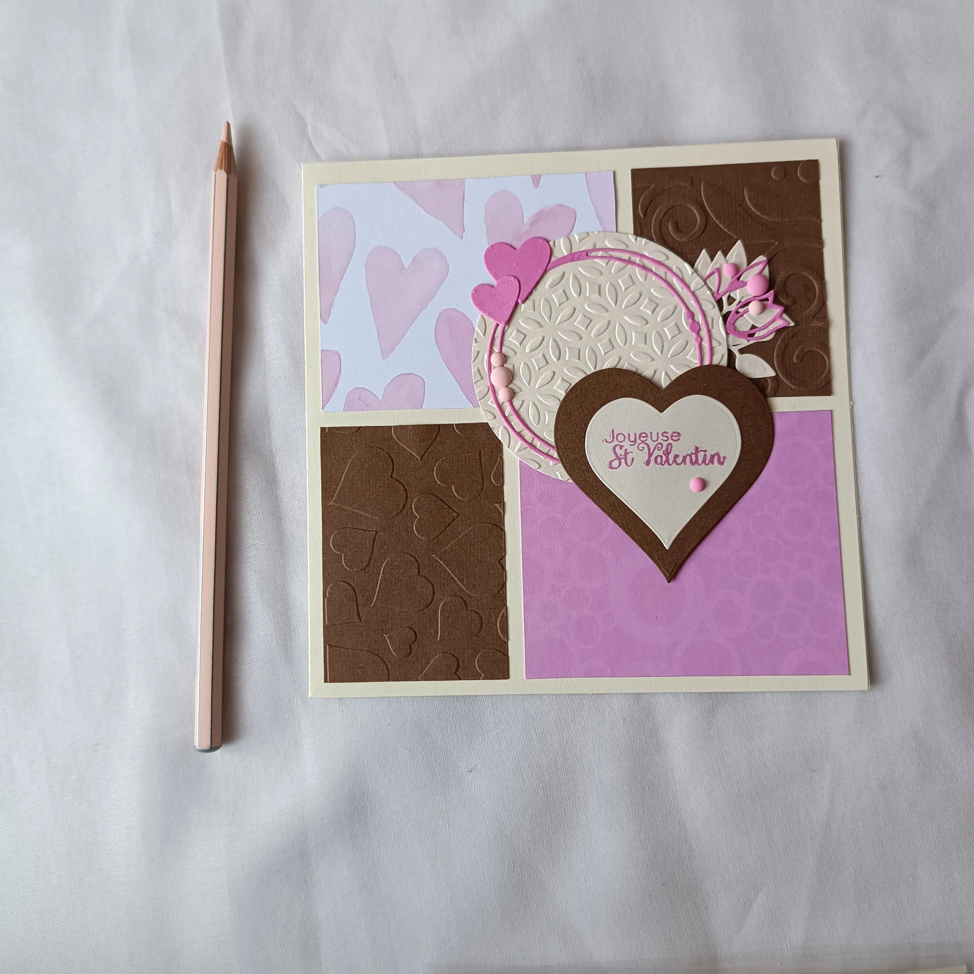Carte de saint valentin rose et chocolat – l’atelier de lili la souris - carte artisanale saint valentin – carte saint valentin scrapbooking - cadeau saint valentin - idée cadeau saint valentin- cadeau saint valentin femme - cadeau saint valentin homme - carte de saint valentin - saint valentin - cadeau saint valentin ado - carte amoureux - carte d amour, - je t aime - fêter l amour - célébrer l amour