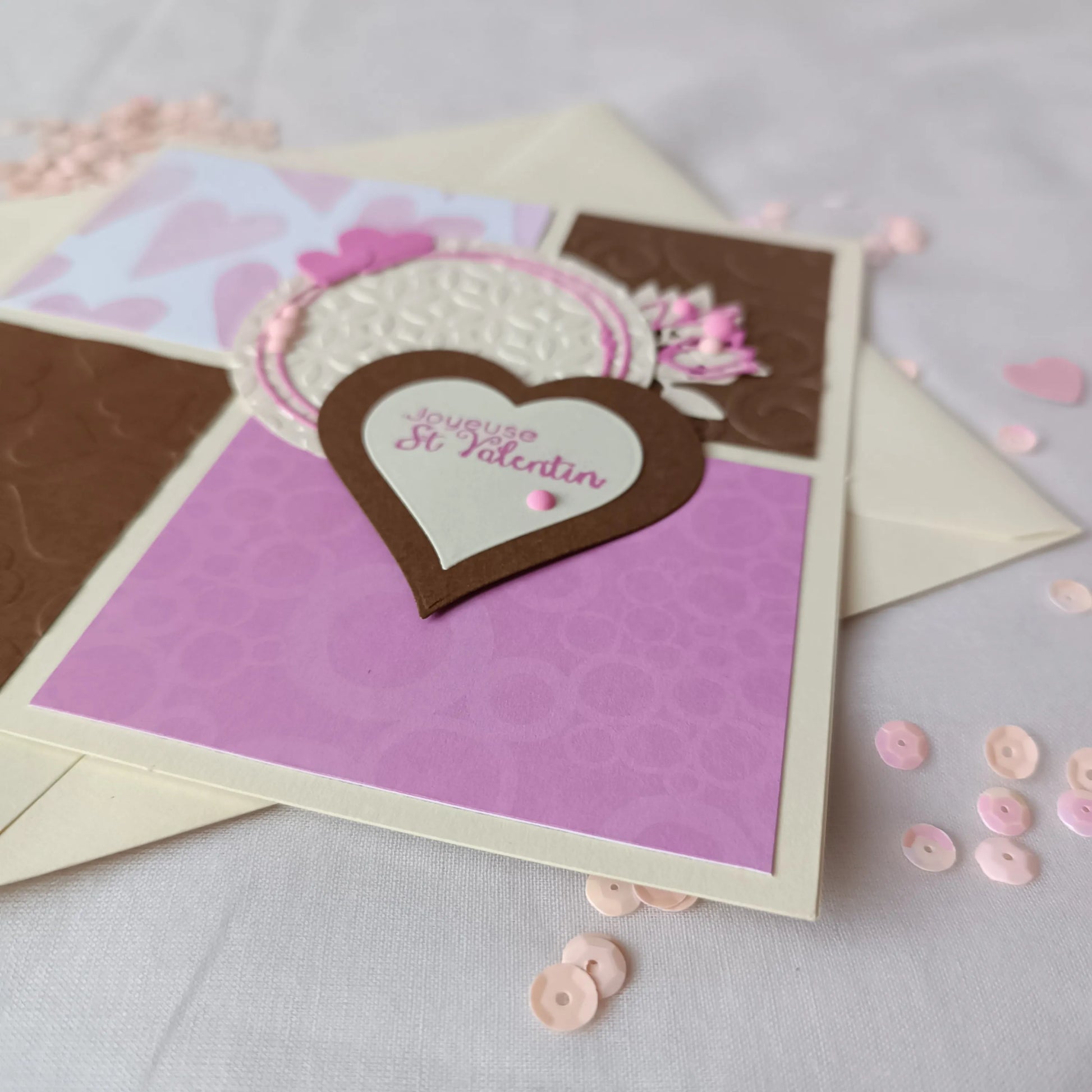 Carte de saint valentin rose et chocolat – l’atelier de lili la souris - carte artisanale saint valentin – carte saint valentin scrapbooking - cadeau saint valentin - idée cadeau saint valentin- cadeau saint valentin femme - cadeau saint valentin homme - carte de saint valentin - saint valentin - cadeau saint valentin ado - carte amoureux - carte d amour, - je t aime - fêter l amour - célébrer l amour