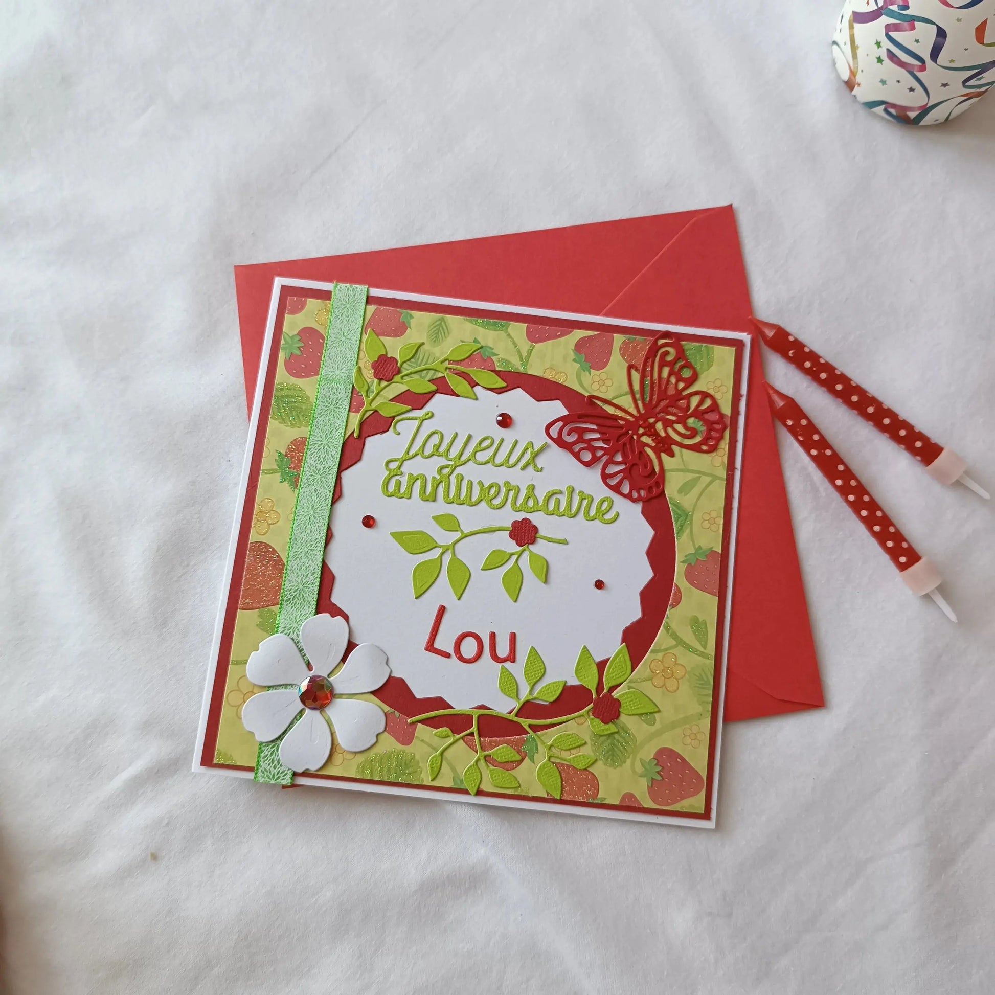 Carte anniversaire femme personnalisable rouge et verte de L'Atelier de Lili la souris, carte de vœux, jolie carte anniversaire fait main, jolie carte anniversaire, joli carte anniversaire avec prénom, cadeau anniversaire personnalisé bleu et orangé, carte anniversaire femme, carte anniversaire personnalisée, carte anniversaire personnalisée, carte anniversaire pour maman, idée cadeau anniversaire
