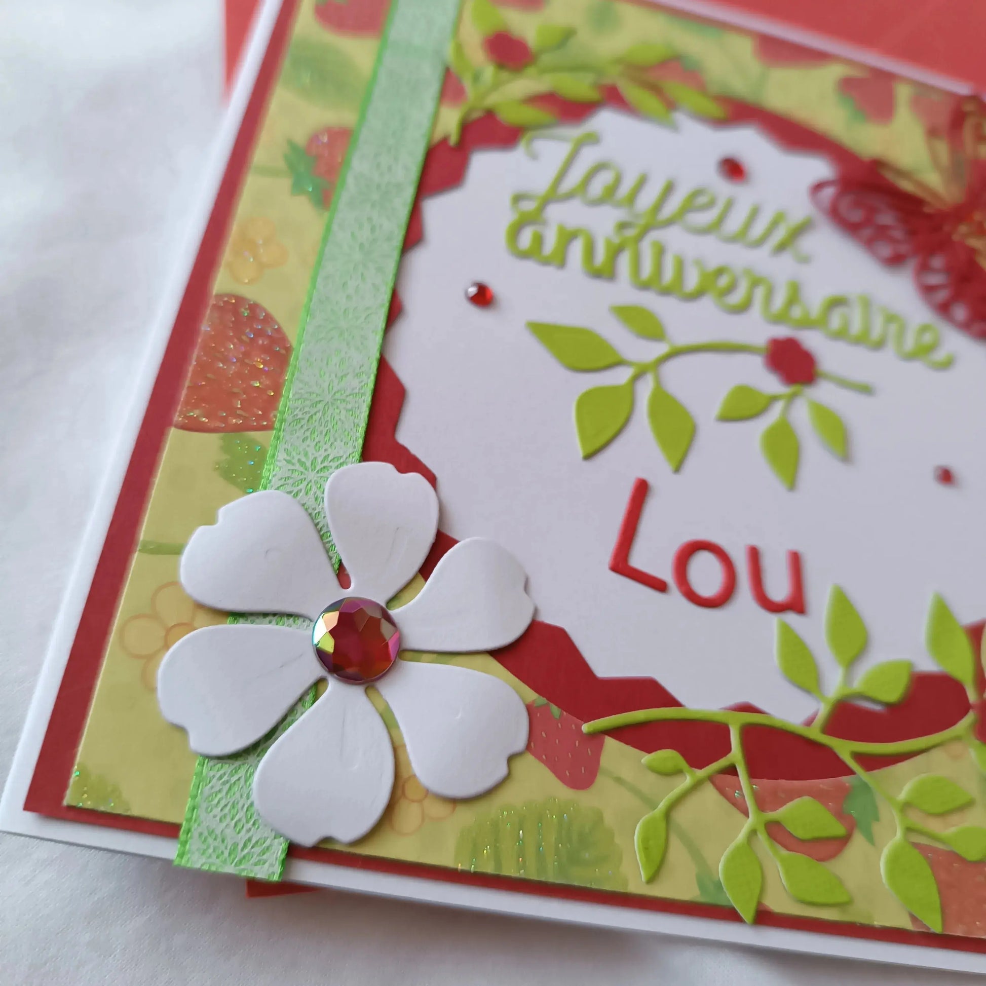 Carte anniversaire femme personnalisable rouge et verte de L'Atelier de Lili la souris, carte de vœux, jolie carte anniversaire fait main, jolie carte anniversaire, joli carte anniversaire avec prénom, cadeau anniversaire personnalisé bleu et orangé, carte anniversaire femme, carte anniversaire personnalisée, carte anniversaire personnalisée, carte anniversaire pour maman, idée cadeau anniversaire