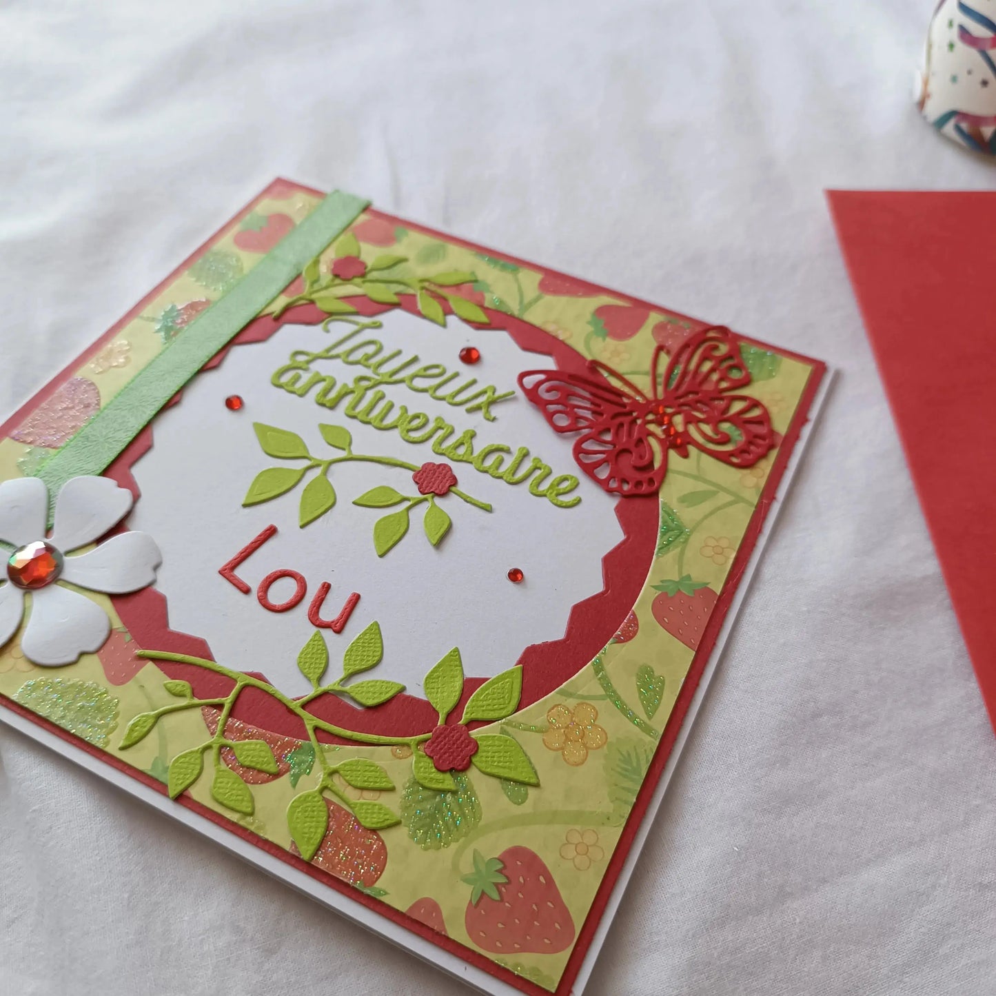 Carte anniversaire femme personnalisable rouge et verte de L'Atelier de Lili la souris, carte de vœux, jolie carte anniversaire fait main, jolie carte anniversaire, joli carte anniversaire avec prénom, cadeau anniversaire personnalisé bleu et orangé, carte anniversaire femme, carte anniversaire personnalisée, carte anniversaire personnalisée, carte anniversaire pour maman, idée cadeau anniversaire