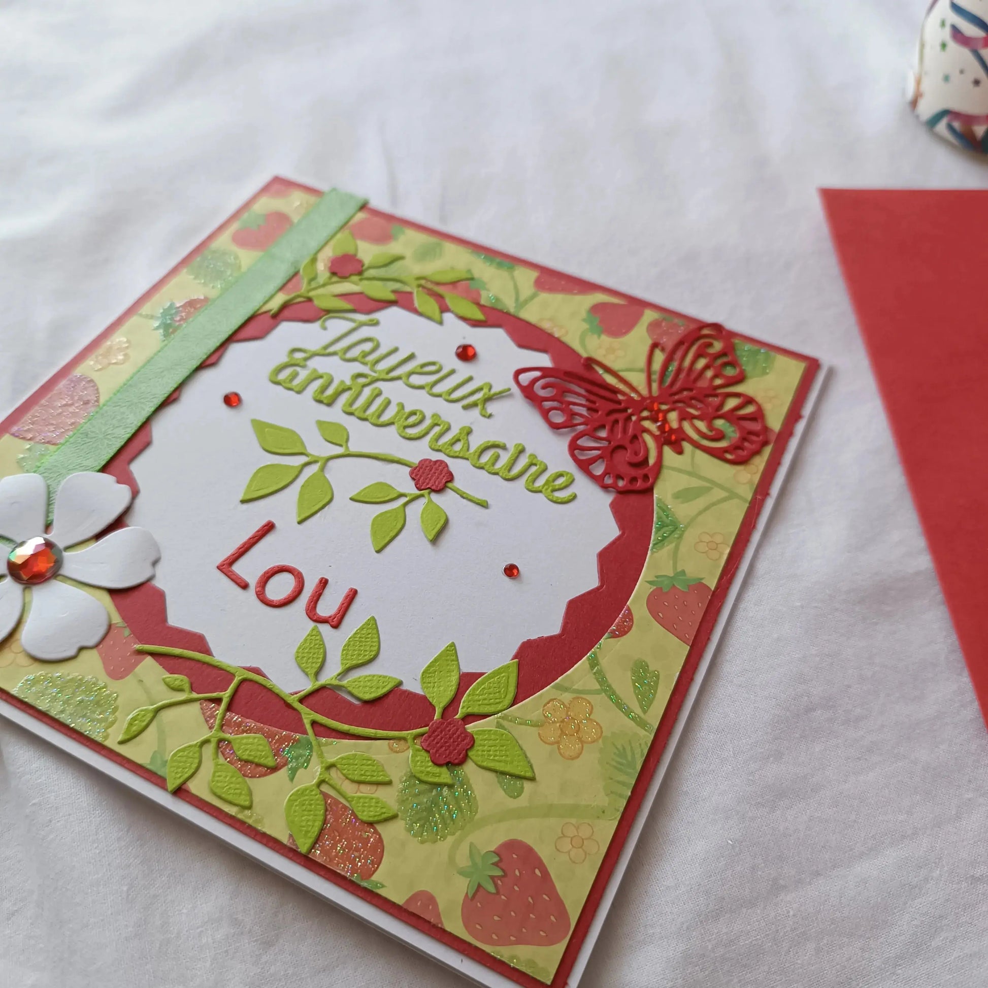 Carte anniversaire femme personnalisable rouge et verte de L'Atelier de Lili la souris, carte de vœux, jolie carte anniversaire fait main, jolie carte anniversaire, joli carte anniversaire avec prénom, cadeau anniversaire personnalisé bleu et orangé, carte anniversaire femme, carte anniversaire personnalisée, carte anniversaire personnalisée, carte anniversaire pour maman, idée cadeau anniversaire