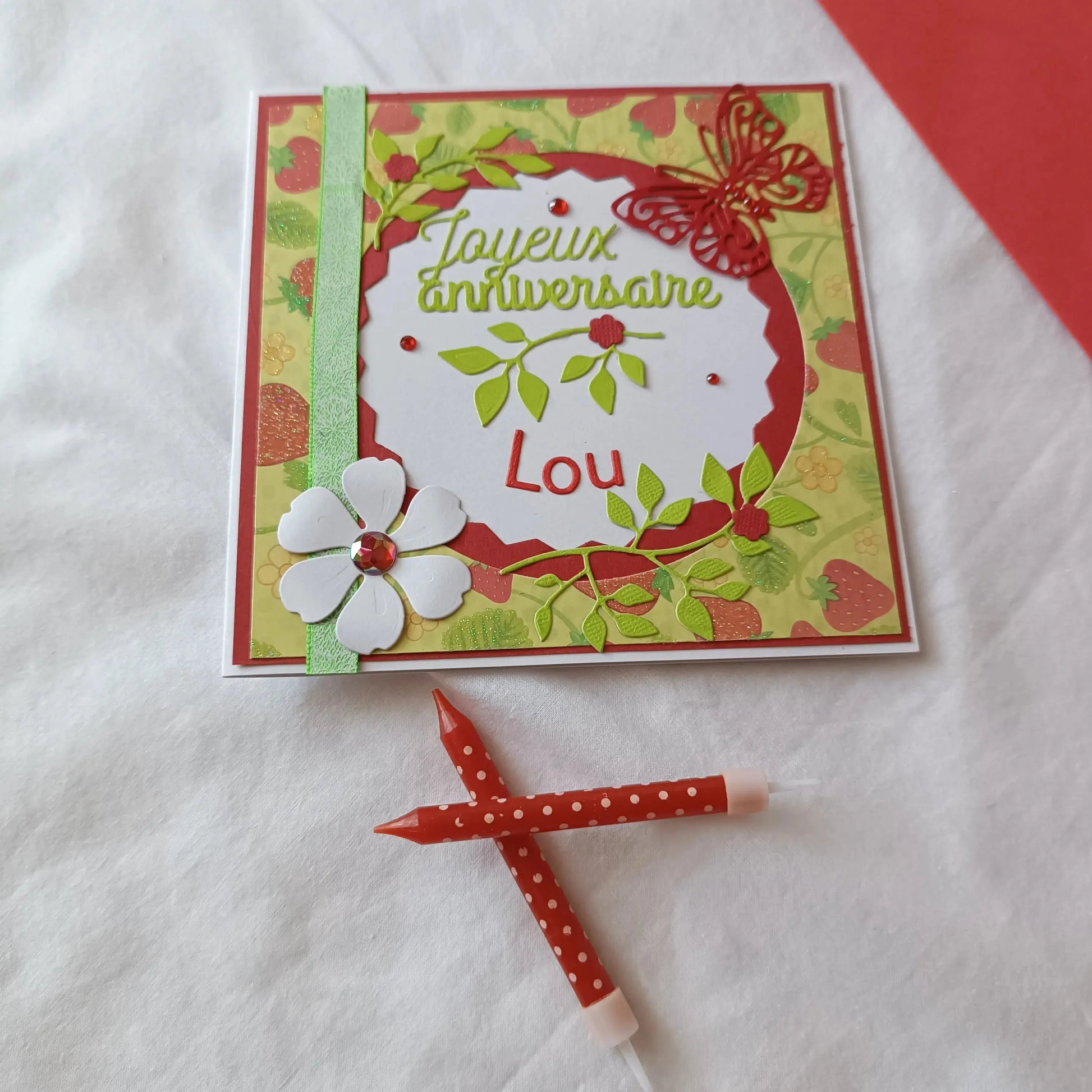 Carte anniversaire femme personnalisable rouge et verte de L'Atelier de Lili la souris, carte de vœux, jolie carte anniversaire fait main, jolie carte anniversaire, joli carte anniversaire avec prénom, cadeau anniversaire personnalisé bleu et orangé, carte anniversaire femme, carte anniversaire personnalisée, carte anniversaire personnalisée, carte anniversaire pour maman, idée cadeau anniversaire