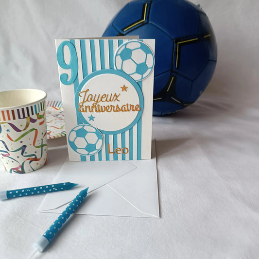 Carte anniversaire football personnalisable bleu claire et or L'Atelier de Lili la souris, carte anniversaire football, personnalisation football prénom, carte joyeux anniversaire garçon, carte anniversaire fait main, jolie carte anniversaire, joli carte anniversaire avec prénom, cadeau anniversaire personnalisé, carte anniversaire garçon, cadeau foot, carte anniversaire personnalisée, carte anniversaire pour homme, idée cadeau anniversaire