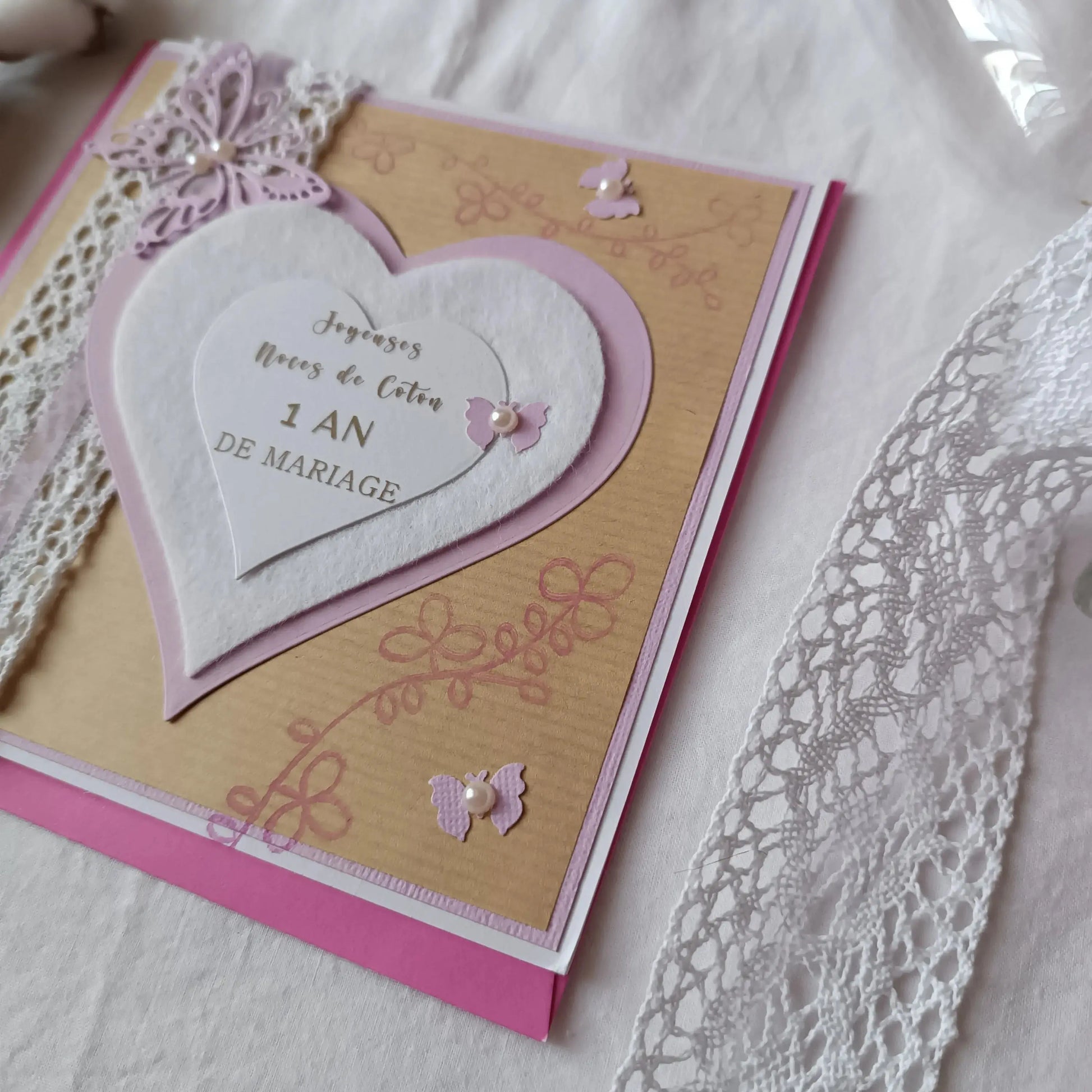carte Anniversaire de mariage noce de coton L'Atelier de Lili la souris, carte d’anniversaire,  anniversaire de coton, jolie carte anniversaire, 1ère année de mariage, première année de mariage, cadeau noces de coton, idée cadeau anniversaire de mariage, 1 an de mariage, anniversaire mariage 1 an, idée cadeau noces de coton, noces de coton, cœurs de coton