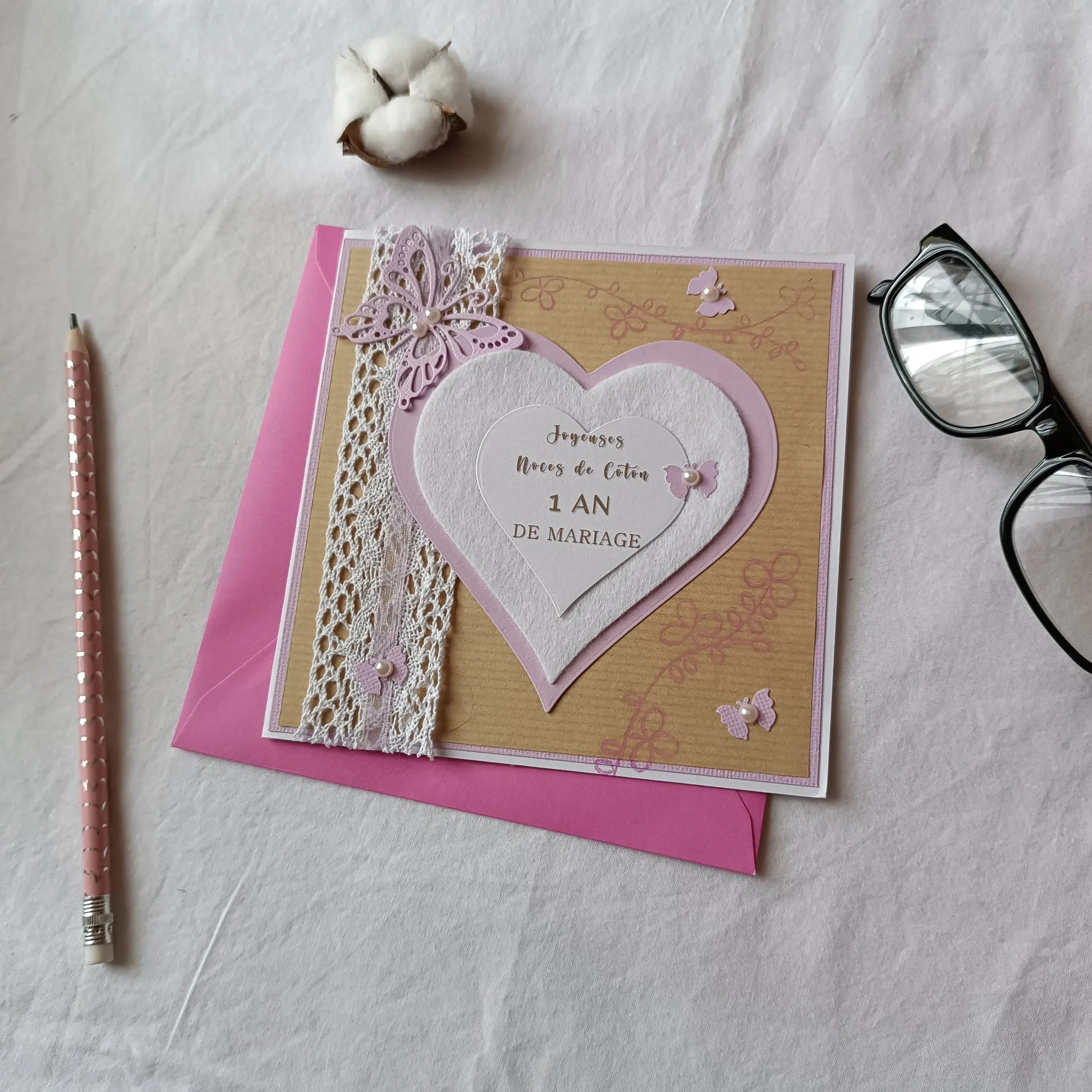 carte Anniversaire de mariage noce de coton L'Atelier de Lili la souris, carte d’anniversaire,  anniversaire de coton, jolie carte anniversaire, 1ère année de mariage, première année de mariage, cadeau noces de coton, idée cadeau anniversaire de mariage, 1 an de mariage, anniversaire mariage 1 an, idée cadeau noces de coton, noces de coton, cœurs de coton