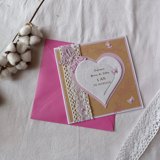 Carte noce de coton rose présentée avec son enveloppe