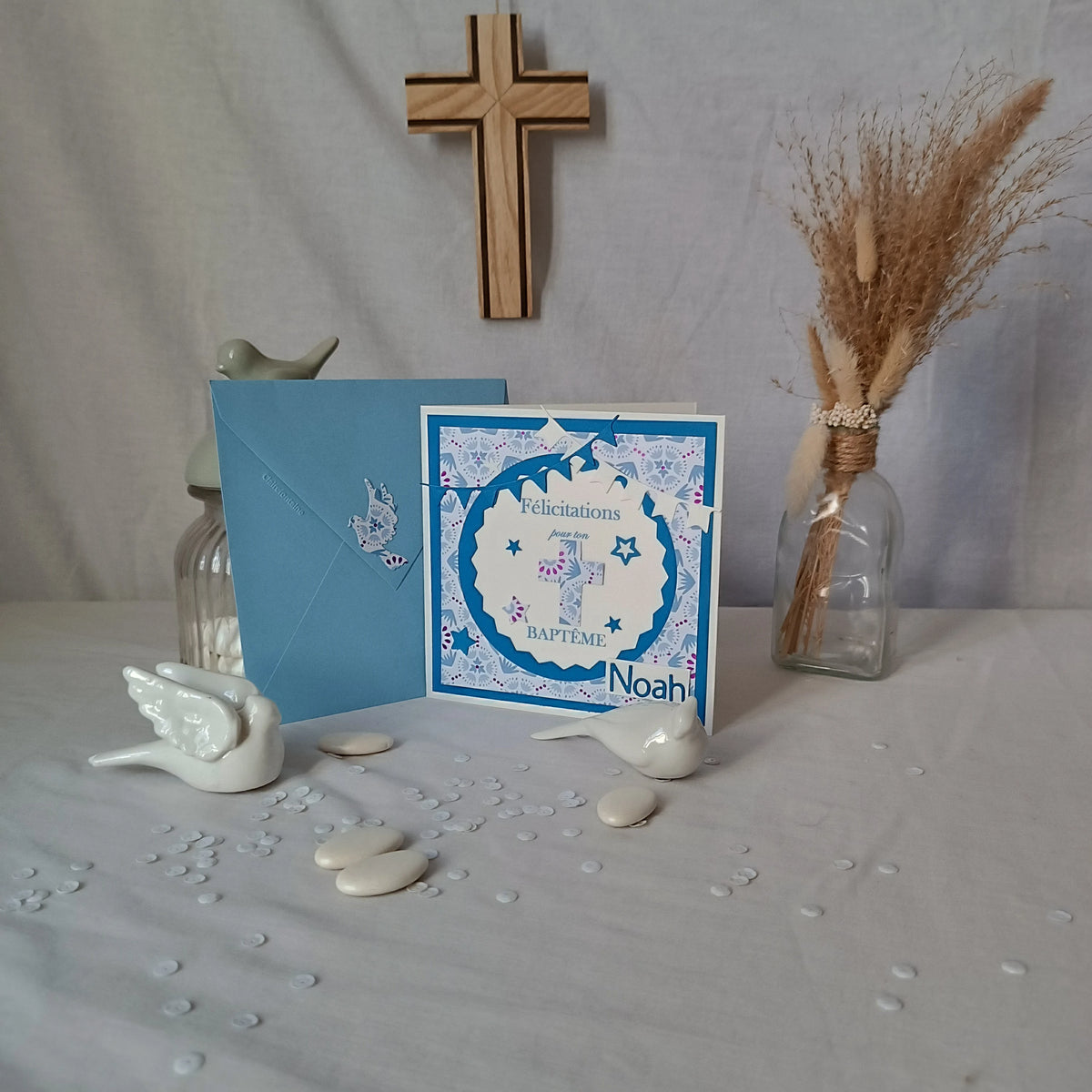 Carte de baptême bleue personnalisable, avec son enveloppe bleue, avec croix en bois en arrière-plan