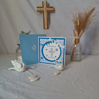 Carte de baptême bleue personnalisable, avec son enveloppe bleue, avec croix en bois en arrière-plan