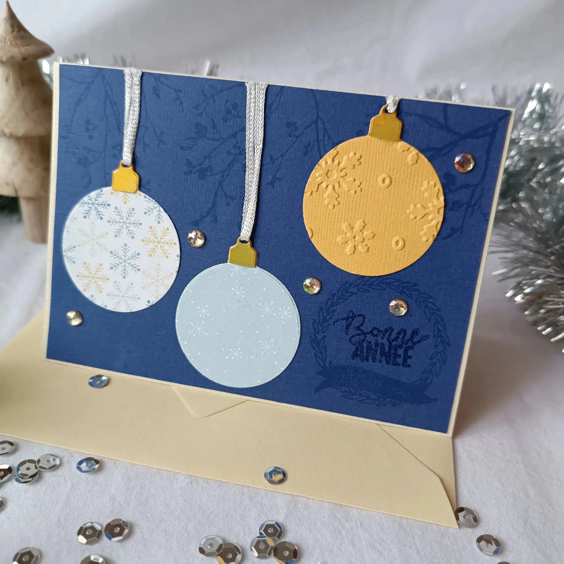Carte de vœux Nouvel An - Bonne Année - Bleu avec ses 3 boules de Noël L'Atelier de Lili la souris
