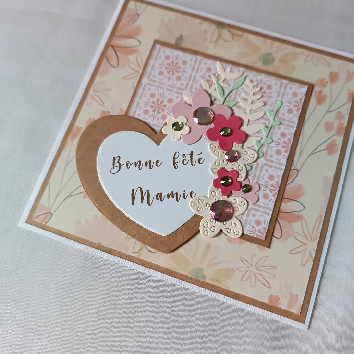 carte fête des Grands-Mères artisanale, carte fête des Grands-Mères fait main, carte fête des Grands-Mères originale, carte fête des Grands-Mères fleurie, carte pour Mamie, carte Bonne fête Mamie, carte fête des Grands-Mères avec cœur, carte fête des Grands-Mères scrapbooking, carte artisanale pour grand-mère, carte fête des Grands-Mères élégante, carte fête des Grands-Mères traditionnelle, idée carte fête des Grands-Mères originale, carte fête des Grands-Mères artisanale avec fleurs, carte fête des Grands-