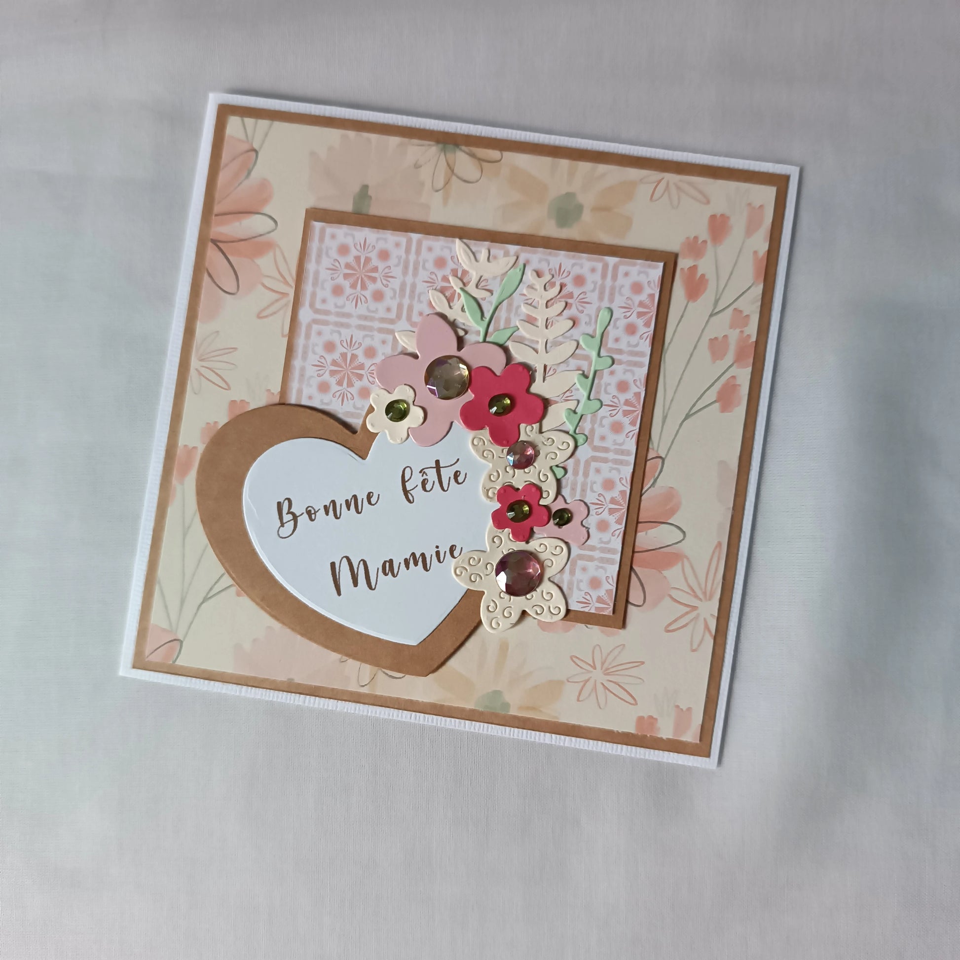 carte fête des Grands-Mères artisanale, carte fête des Grands-Mères fait main, carte fête des Grands-Mères originale, carte fête des Grands-Mères fleurie, carte pour Mamie, carte Bonne fête Mamie, carte fête des Grands-Mères avec cœur, carte fête des Grands-Mères scrapbooking, carte artisanale pour grand-mère, carte fête des Grands-Mères élégante, carte fête des Grands-Mères traditionnelle, idée carte fête des Grands-Mères originale, carte fête des Grands-Mères artisanale avec fleurs, carte fête des Grands-