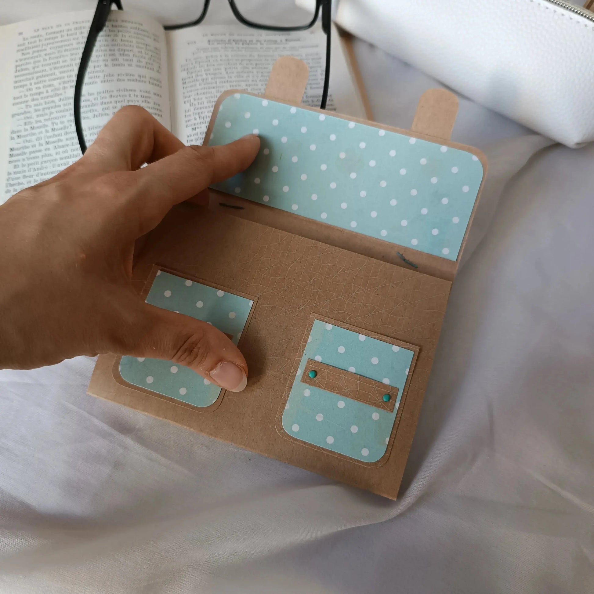 Carte pour Maîtresse ou Maître - carte cartable - kraft et vert L'Atelier de Lili la souris