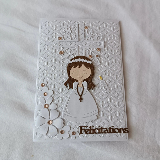 Détail de la croix et des fleurs blanches sur la carte de Communion fille