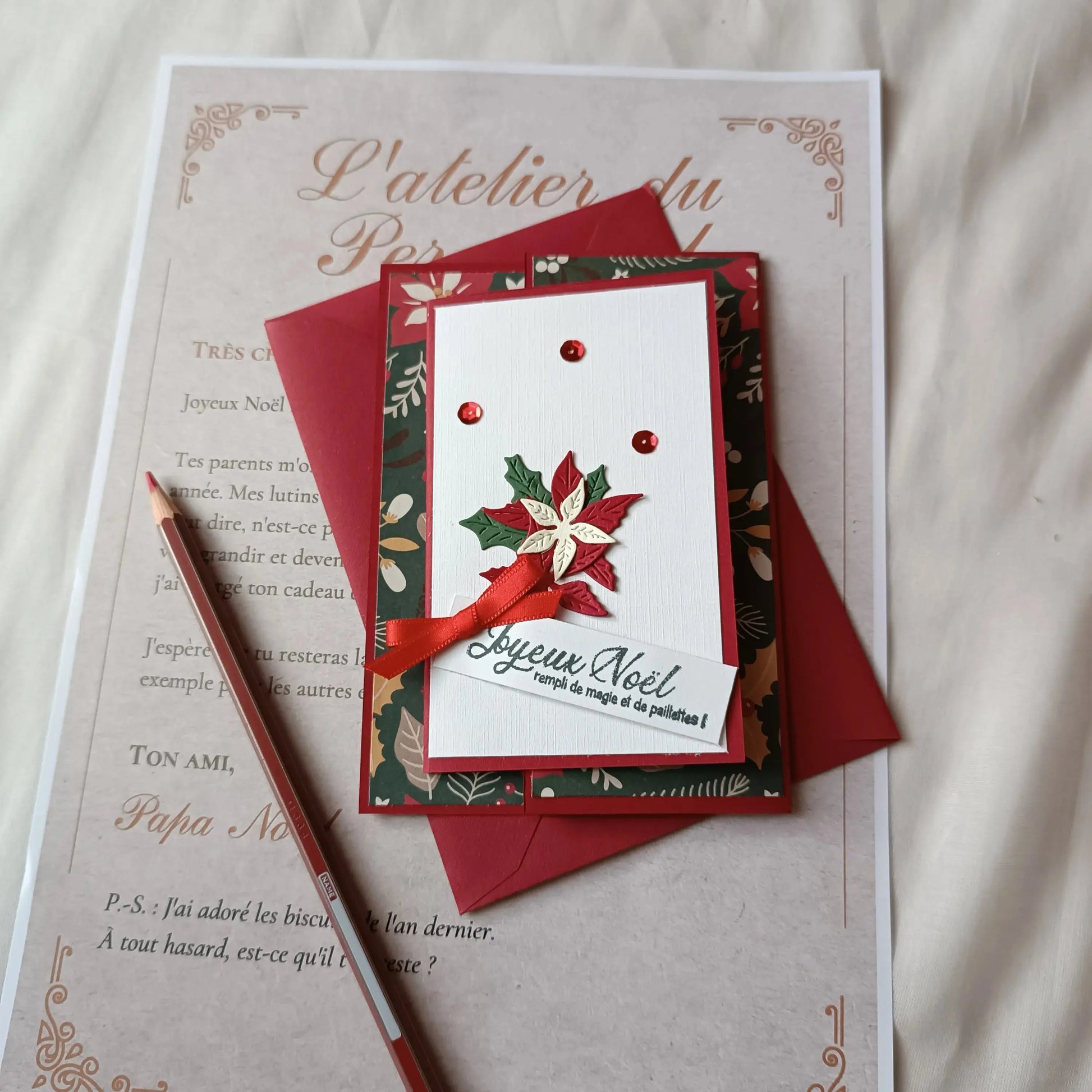 Carte noël rouge pour carte cadeau ou billet de L’Atelier de Lili la souris - Carte joyeux noël - carte de Noël - carte de vœux - idée cadeau noel - carte de vœux 2025 - noël 2025 - idée cadeau noël 2025 - idée cadeau femme noel 2025 - idée cadeau homme noel 2025 - cadeau noel 2025 - jolie carte de noel🕯️ Carte de Noël – Pochette de Noël pour carte-cadeau – rouge
