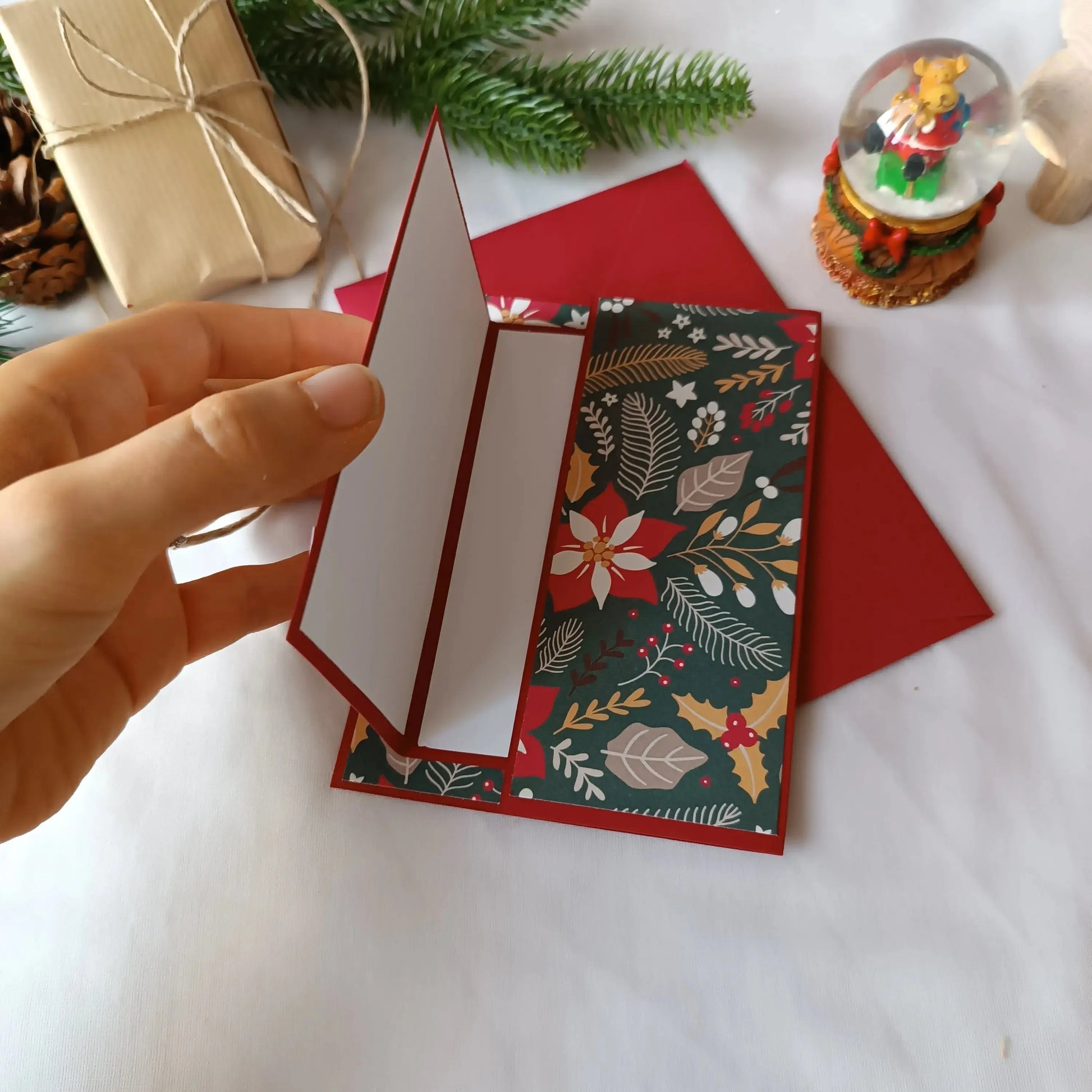 Carte noël rouge pour carte cadeau ou billet de L’Atelier de Lili la souris - Carte joyeux noël - carte de Noël - carte de vœux - idée cadeau noel - carte de vœux 2025 - noël 2025 - idée cadeau noël 2025 - idée cadeau femme noel 2025 - idée cadeau homme noel 2025 - cadeau noel 2025 - jolie carte de noel🕯️ Carte de Noël – Pochette de Noël pour carte-cadeau – rouge