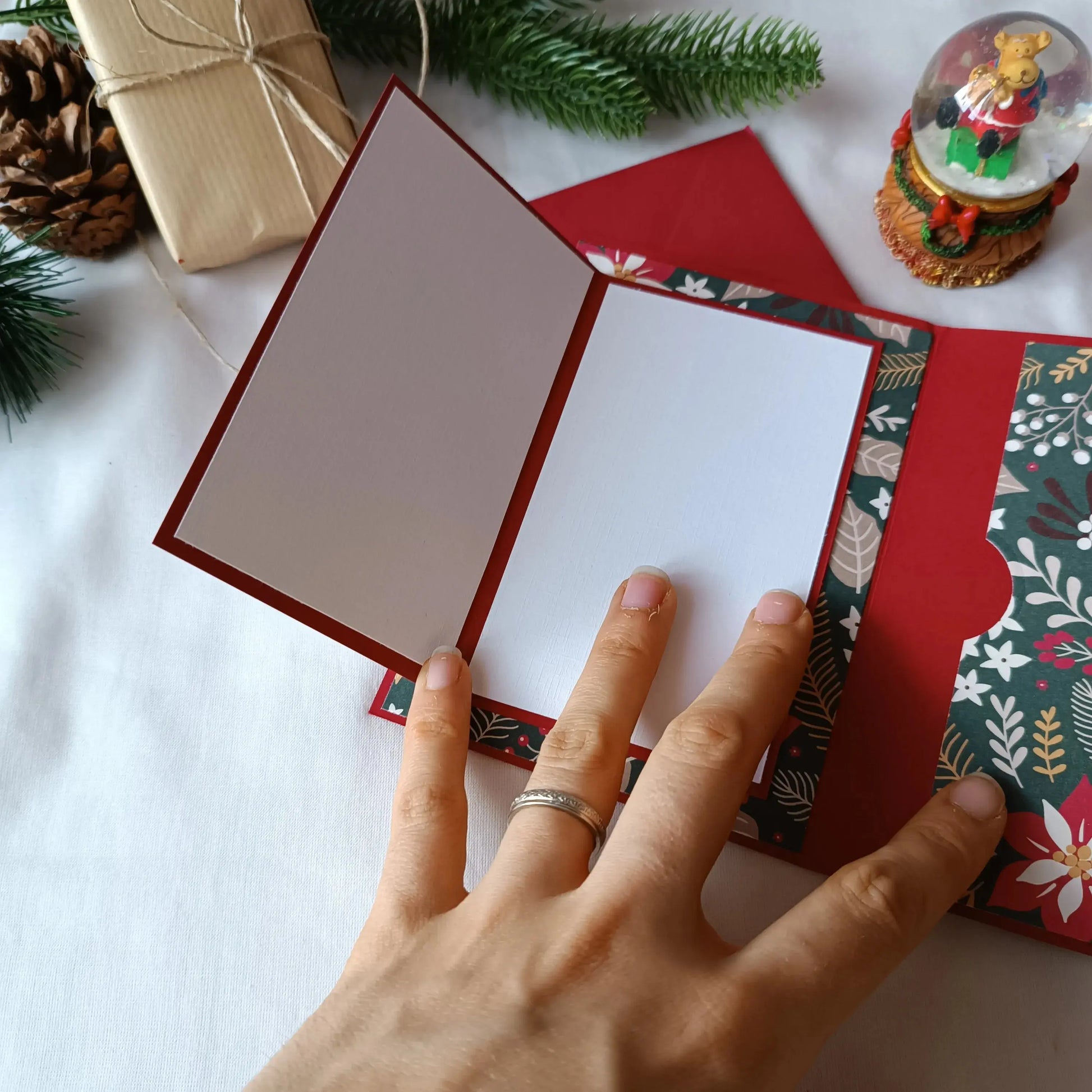 Carte noël rouge pour carte cadeau ou billet de L’Atelier de Lili la souris - Carte joyeux noël - carte de Noël - carte de vœux - idée cadeau noel - carte de vœux 2025 - noël 2025 - idée cadeau noël 2025 - idée cadeau femme noel 2025 - idée cadeau homme noel 2025 - cadeau noel 2025 - jolie carte de noel🕯️ Carte de Noël – Pochette de Noël pour carte-cadeau – rouge