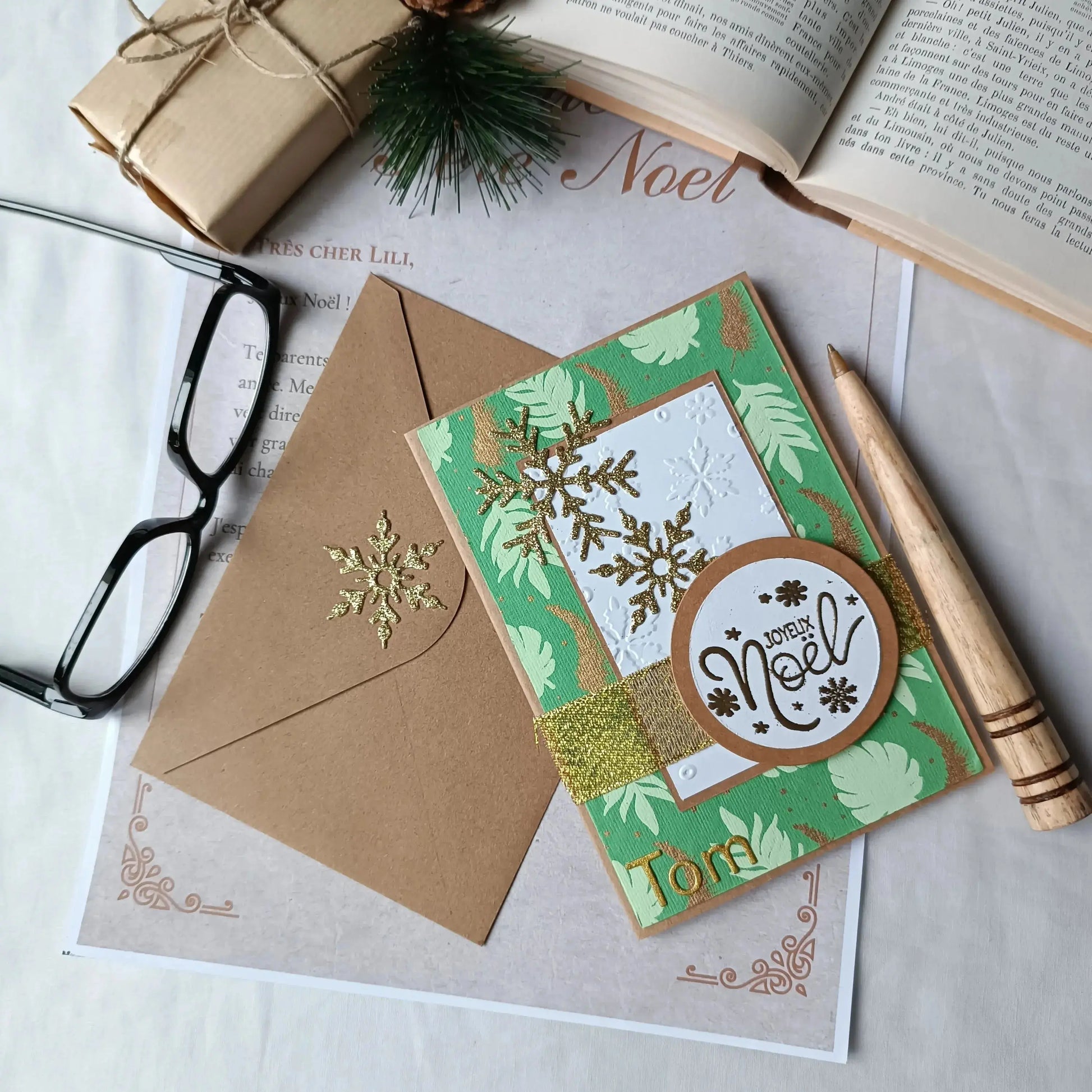 carte de Noël artisanale personnalisée - carte de Noël - carte de vœux Noël - carte de Noël originale - carte de Noël élégante - carte de Noël avec prénom -  carte Noël personnalisée -  carte de Noël à offrir - carte de Noël message personnalisé - carte de Noël fait main - carte de Noël scrapbooking - carte de Noël artisanale France - carte de Noël kraft - carte de Noël dorée - carte de Noël verte et or - carte pour vœux de Noël - carte à envoyer pour les fêtes - carte de Noël à écrire - carte de Noël avec 