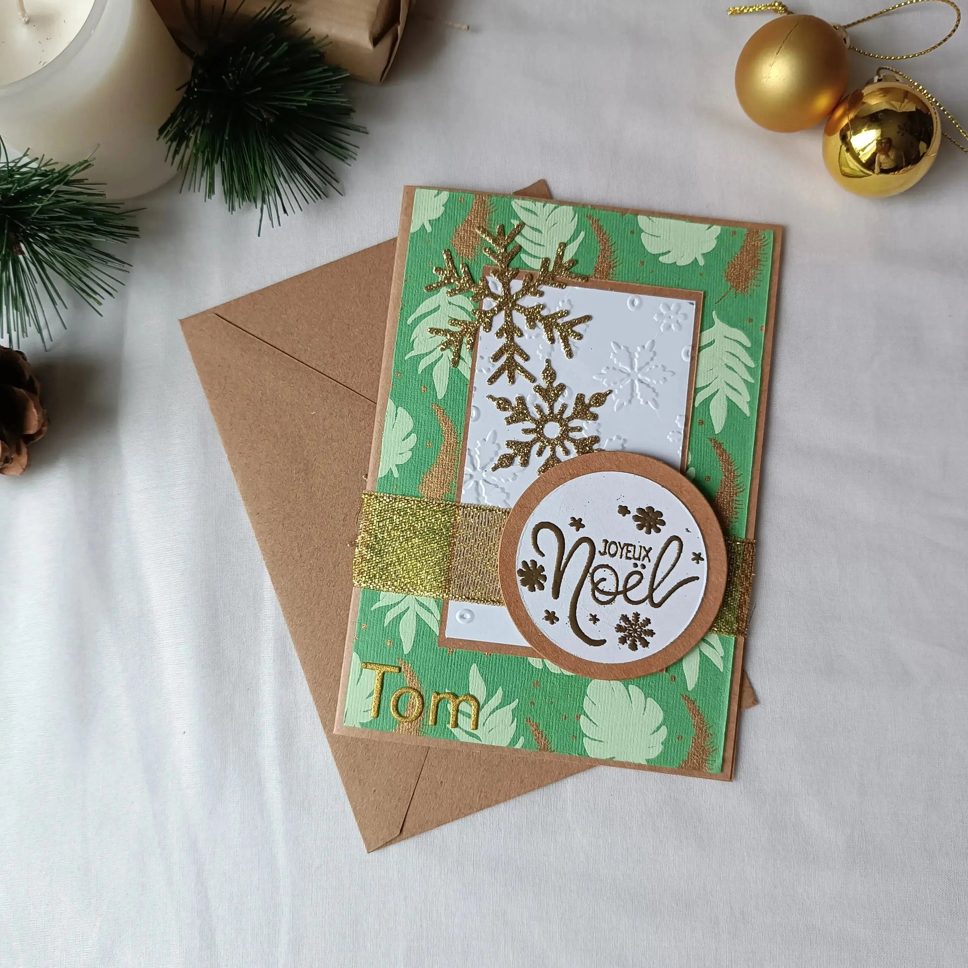 carte de Noël artisanale personnalisée - carte de Noël - carte de vœux Noël - carte de Noël originale - carte de Noël élégante - carte de Noël avec prénom -  carte Noël personnalisée -  carte de Noël à offrir - carte de Noël message personnalisé - carte de Noël fait main - carte de Noël scrapbooking - carte de Noël artisanale France - carte de Noël kraft - carte de Noël dorée - carte de Noël verte et or - carte pour vœux de Noël - carte à envoyer pour les fêtes - carte de Noël à écrire - carte de Noël avec 