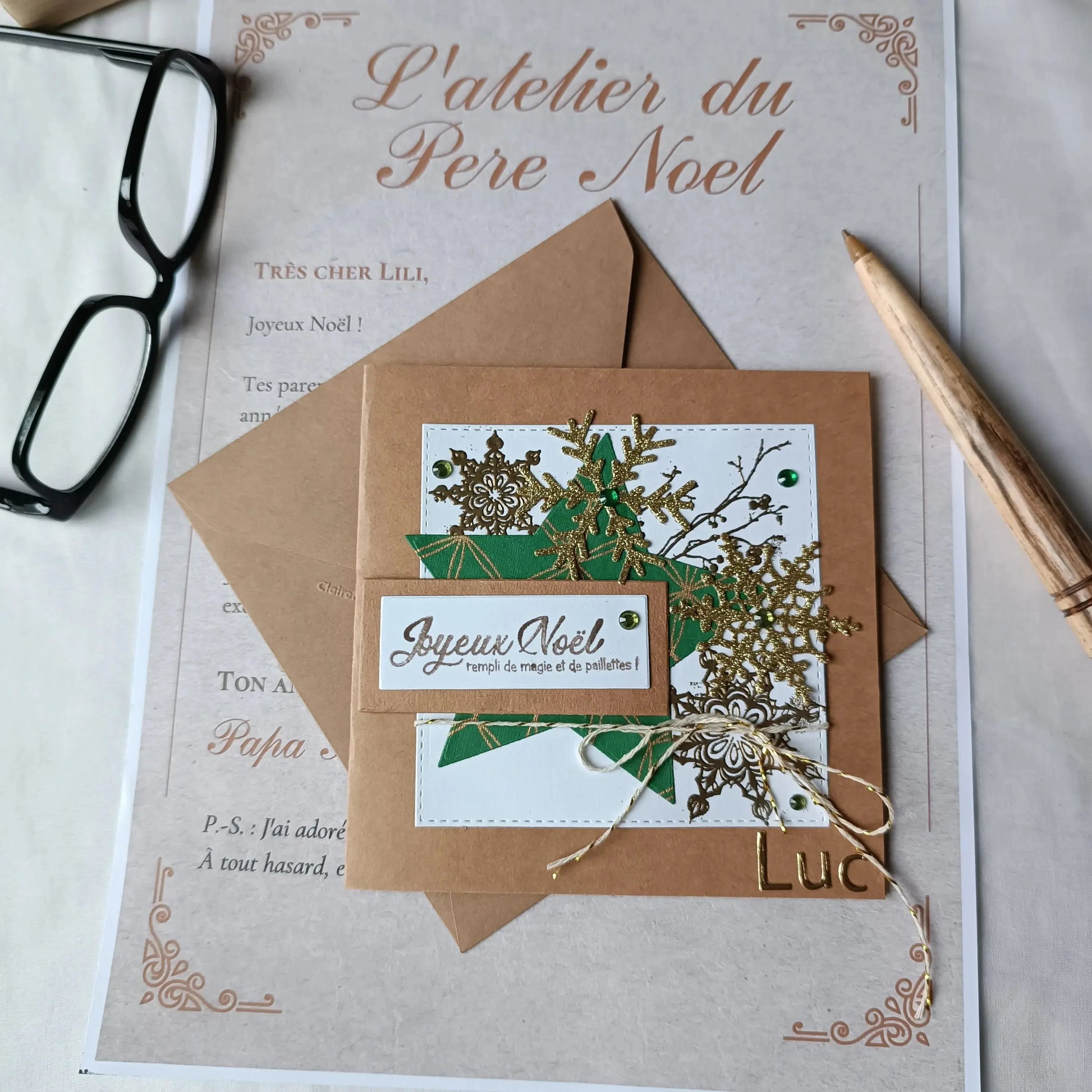 carte de Noël artisanale personnalisée - carte de Noël - carte de vœux Noël - carte de Noël originale - carte de Noël élégante - carte de Noël avec prénom -  carte Noël personnalisée -  carte de Noël à offrir - carte de Noël message personnalisé - carte de Noël fait main - carte de Noël scrapbooking - carte de Noël artisanale France - carte de Noël kraft - carte de Noël dorée - carte de Noël verte et or - carte pour vœux de Noël - carte à envoyer pour les fêtes - carte de Noël à écrire - carte de Noël avec 