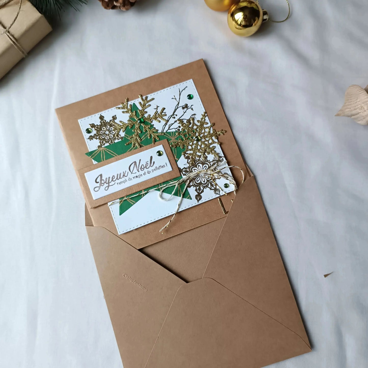 carte de Noël artisanale personnalisée - carte de Noël - carte de vœux Noël - carte de Noël originale - carte de Noël élégante - carte de Noël avec prénom -  carte Noël personnalisée -  carte de Noël à offrir - carte de Noël message personnalisé - carte de Noël fait main - carte de Noël scrapbooking - carte de Noël artisanale France - carte de Noël kraft - carte de Noël dorée - carte de Noël verte et or - carte pour vœux de Noël - carte à envoyer pour les fêtes - carte de Noël à écrire - carte de Noël avec 
