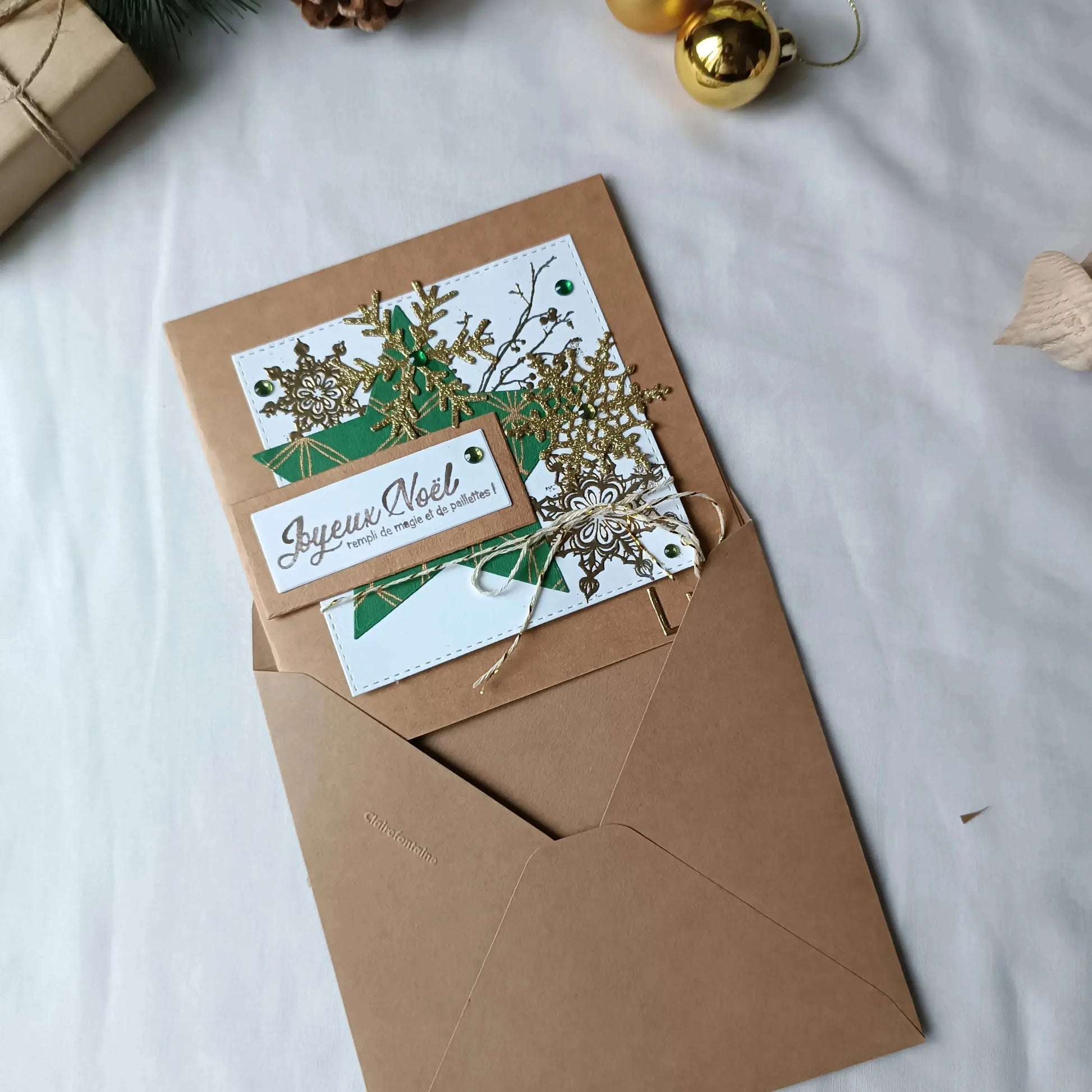 carte de Noël artisanale personnalisée - carte de Noël - carte de vœux Noël - carte de Noël originale - carte de Noël élégante - carte de Noël avec prénom -  carte Noël personnalisée -  carte de Noël à offrir - carte de Noël message personnalisé - carte de Noël fait main - carte de Noël scrapbooking - carte de Noël artisanale France - carte de Noël kraft - carte de Noël dorée - carte de Noël verte et or - carte pour vœux de Noël - carte à envoyer pour les fêtes - carte de Noël à écrire - carte de Noël avec 