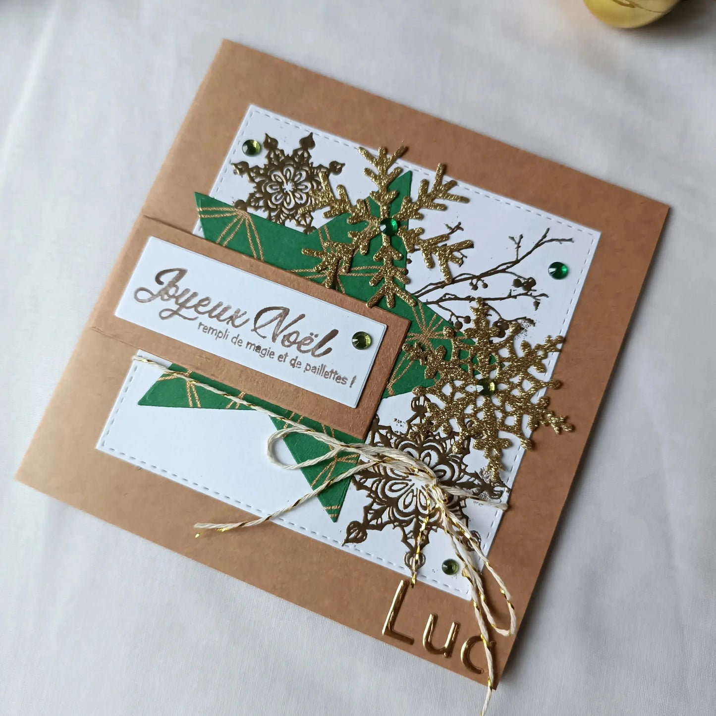 carte de Noël artisanale personnalisée - carte de Noël - carte de vœux Noël - carte de Noël originale - carte de Noël élégante - carte de Noël avec prénom -  carte Noël personnalisée -  carte de Noël à offrir - carte de Noël message personnalisé - carte de Noël fait main - carte de Noël scrapbooking - carte de Noël artisanale France - carte de Noël kraft - carte de Noël dorée - carte de Noël verte et or - carte pour vœux de Noël - carte à envoyer pour les fêtes - carte de Noël à écrire - carte de Noël avec 