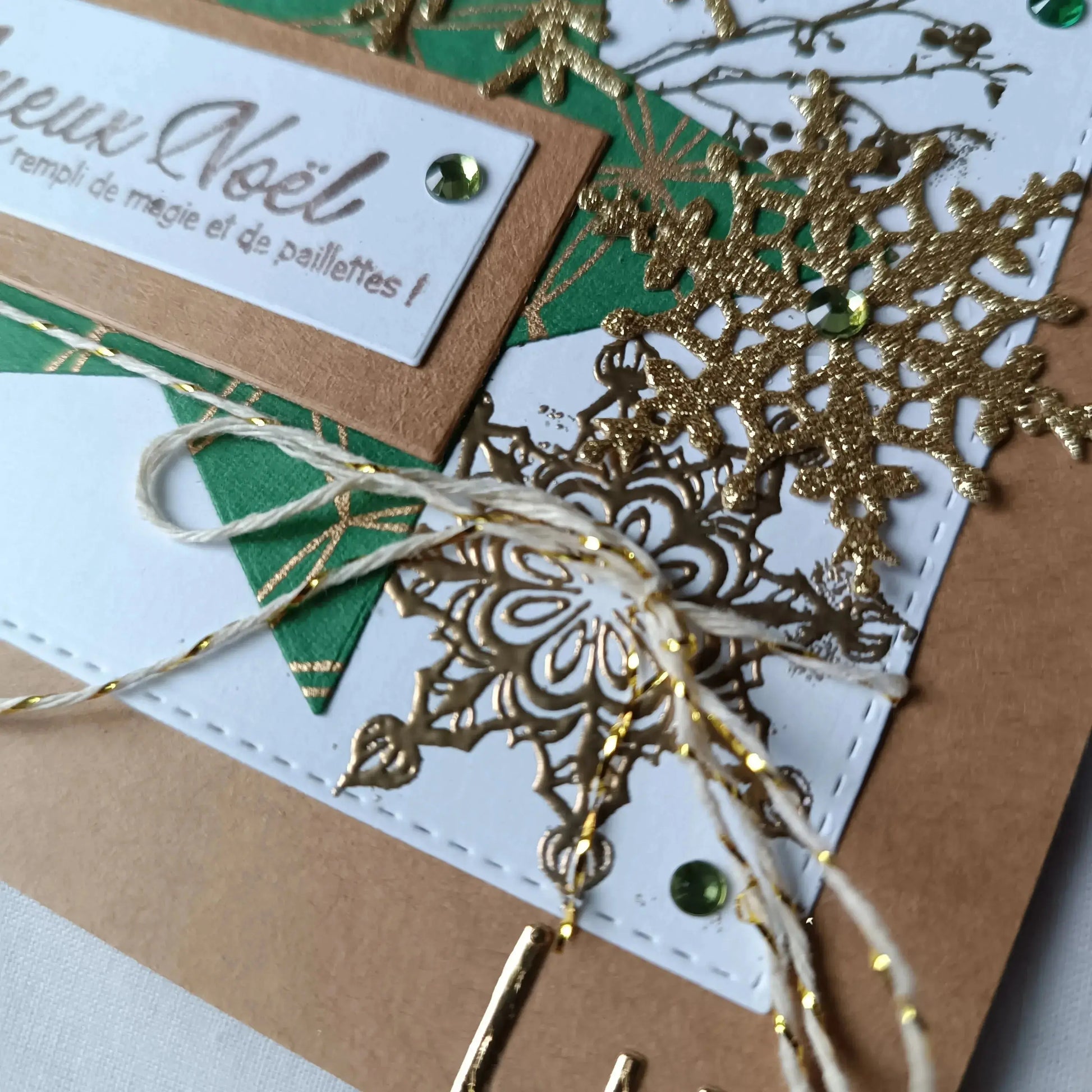 carte de Noël artisanale personnalisée - carte de Noël - carte de vœux Noël - carte de Noël originale - carte de Noël élégante - carte de Noël avec prénom -  carte Noël personnalisée -  carte de Noël à offrir - carte de Noël message personnalisé - carte de Noël fait main - carte de Noël scrapbooking - carte de Noël artisanale France - carte de Noël kraft - carte de Noël dorée - carte de Noël verte et or - carte pour vœux de Noël - carte à envoyer pour les fêtes - carte de Noël à écrire - carte de Noël avec 