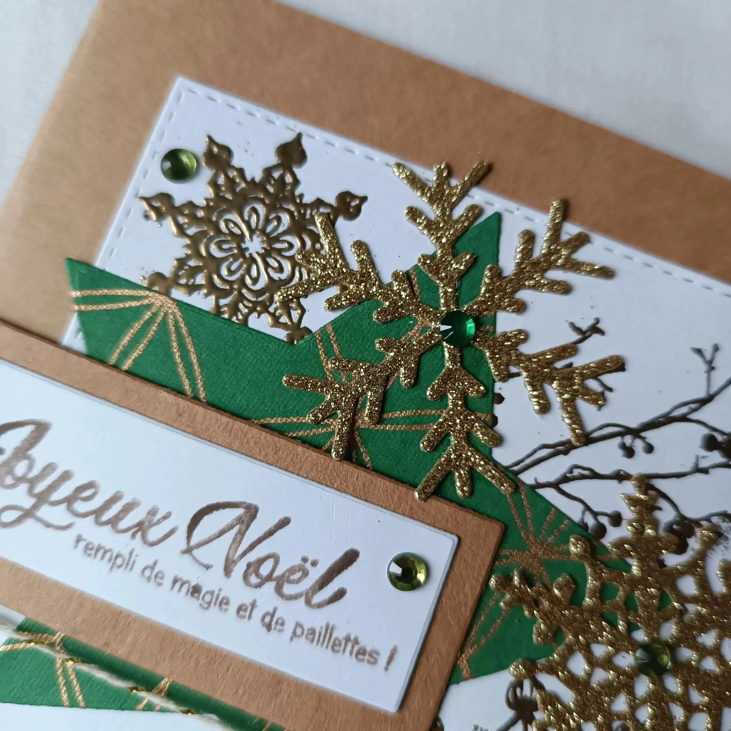 carte de Noël artisanale personnalisée - carte de Noël - carte de vœux Noël - carte de Noël originale - carte de Noël élégante - carte de Noël avec prénom -  carte Noël personnalisée -  carte de Noël à offrir - carte de Noël message personnalisé - carte de Noël fait main - carte de Noël scrapbooking - carte de Noël artisanale France - carte de Noël kraft - carte de Noël dorée - carte de Noël verte et or - carte pour vœux de Noël - carte à envoyer pour les fêtes - carte de Noël à écrire - carte de Noël avec 