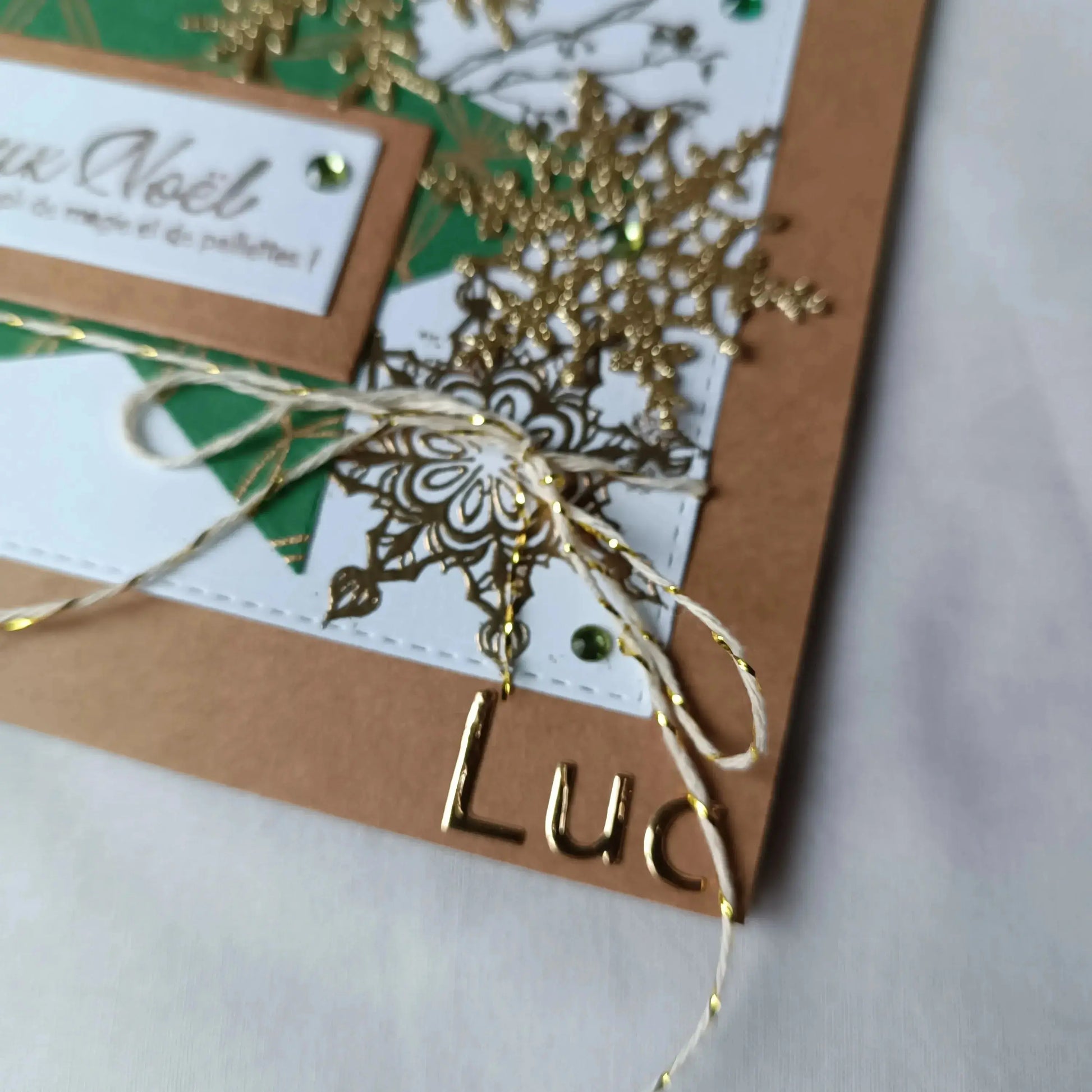 carte de Noël artisanale personnalisée - carte de Noël - carte de vœux Noël - carte de Noël originale - carte de Noël élégante - carte de Noël avec prénom -  carte Noël personnalisée -  carte de Noël à offrir - carte de Noël message personnalisé - carte de Noël fait main - carte de Noël scrapbooking - carte de Noël artisanale France - carte de Noël kraft - carte de Noël dorée - carte de Noël verte et or - carte pour vœux de Noël - carte à envoyer pour les fêtes - carte de Noël à écrire - carte de Noël avec 