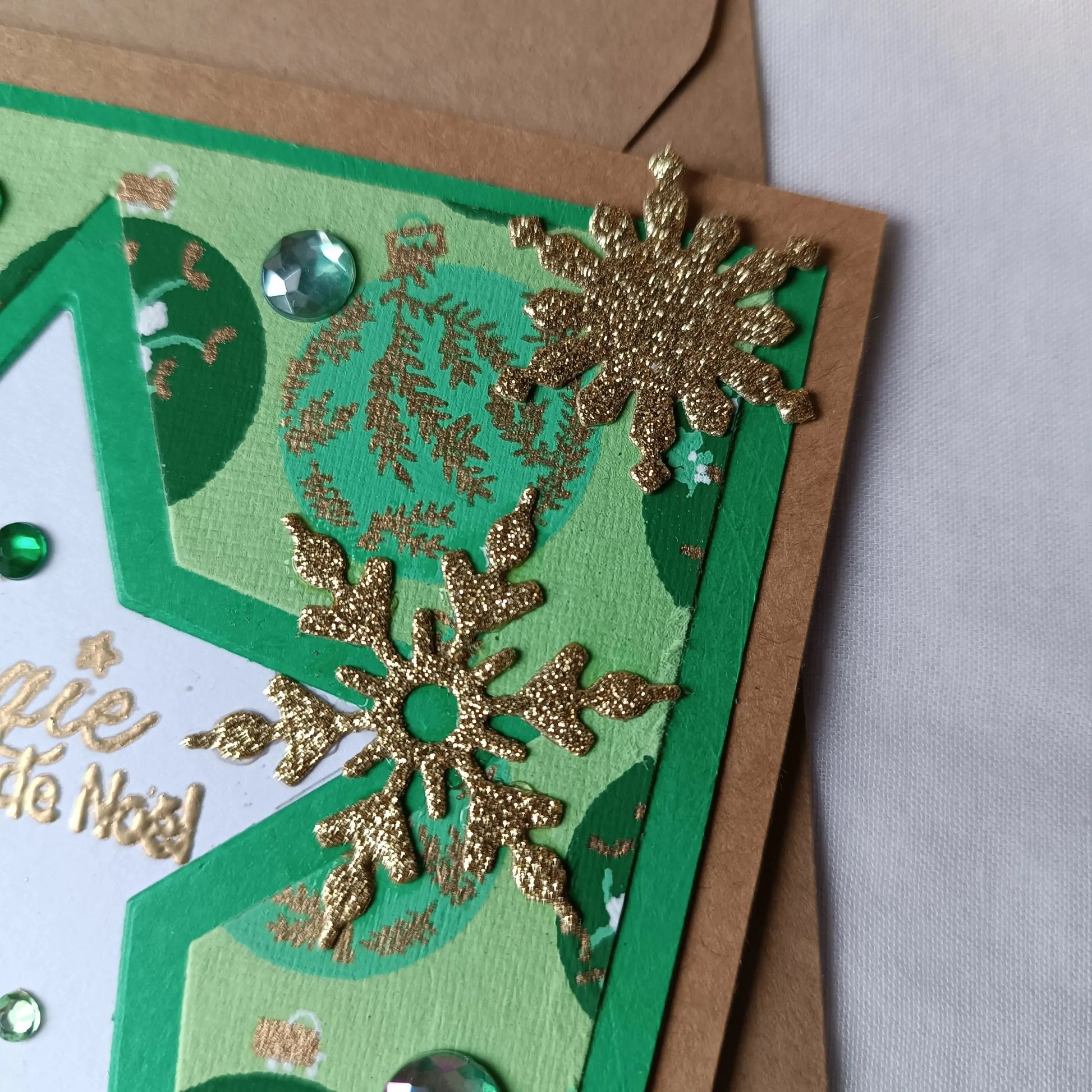 carte de Noël artisanale personnalisée - carte de Noël - carte de vœux Noël - carte de Noël originale - carte de Noël élégante - carte de Noël avec prénom -  carte Noël personnalisée -  carte de Noël à offrir - carte de Noël message personnalisé - carte de Noël fait main - carte de Noël scrapbooking - carte de Noël artisanale France - carte de Noël kraft - carte de Noël dorée - carte de Noël verte et or - carte pour vœux de Noël - carte à envoyer pour les fêtes - carte de Noël à écrire - carte de Noël avec 