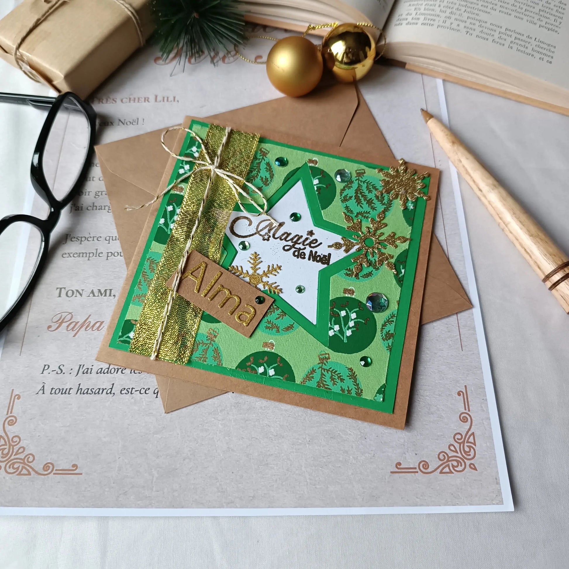 carte de Noël artisanale personnalisée - carte de Noël - carte de vœux Noël - carte de Noël originale - carte de Noël élégante - carte de Noël avec prénom -  carte Noël personnalisée -  carte de Noël à offrir - carte de Noël message personnalisé - carte de Noël fait main - carte de Noël scrapbooking - carte de Noël artisanale France - carte de Noël kraft - carte de Noël dorée - carte de Noël verte et or - carte pour vœux de Noël - carte à envoyer pour les fêtes - carte de Noël à écrire - carte de Noël avec 