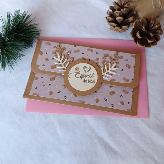Pochette de Noël rose et kraft présentée avec sa carte intérieure
