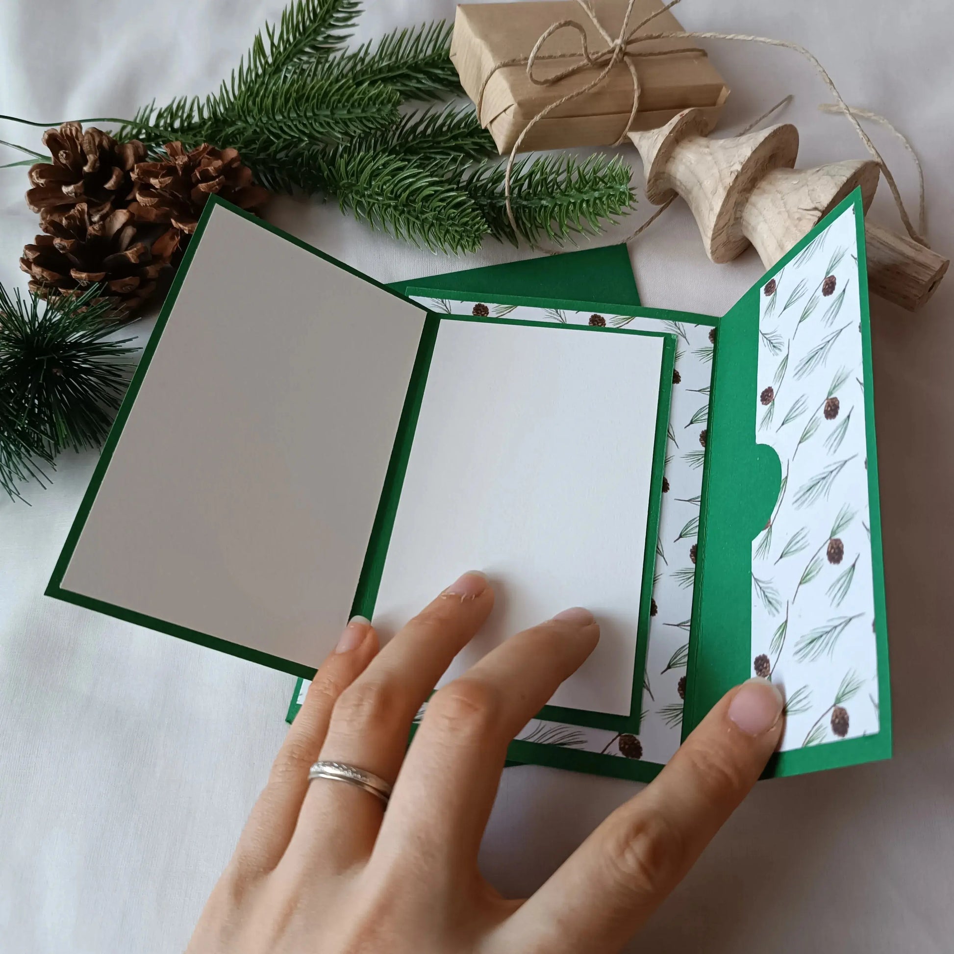 Carte noël verte pour carte cadeau ou billet de L’Atelier de Lili la souris - Carte joyeux noël - carte de Noël - carte de vœux - idée cadeau noel - carte de vœux 2025 - noël 2024 - idée cadeau noël 2024 - idée cadeau femme noel 2024 - idée cadeau homme noel 2024 - cadeau noel 2024 - jolie carte de noel