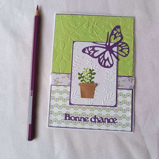 Carte de départ verte et violette présentée avec son enveloppe