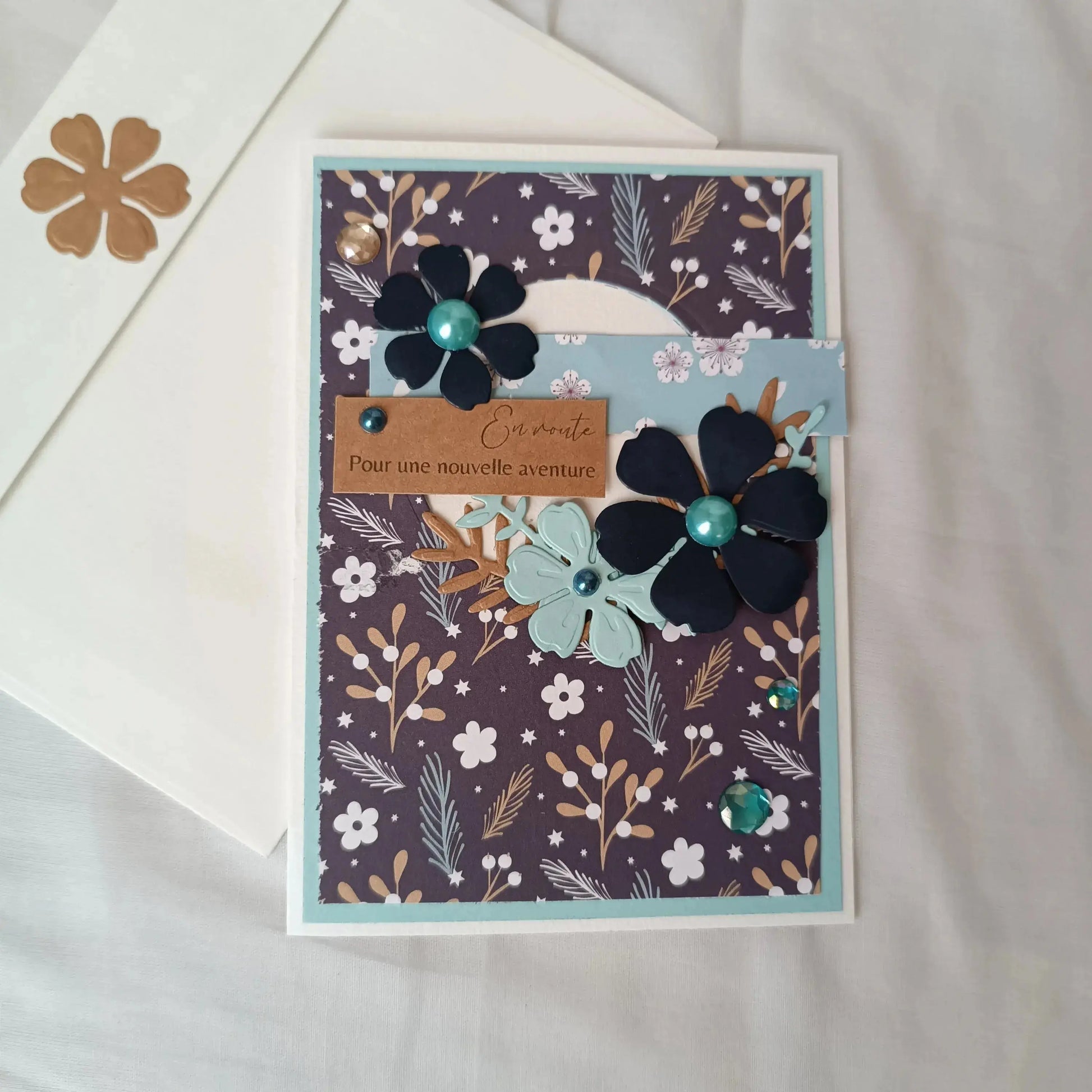 jolie carte départ collègue - carte départ retraite - carte départ collègue de travail - carte départ de l’Atelier de Lili la souris - bonne continuation carte départ - carte scrapbooking départ collègue - carte départ retraite femme - carte départ collègue femme bleue nuit - carte en route pour une nouvelle aventure