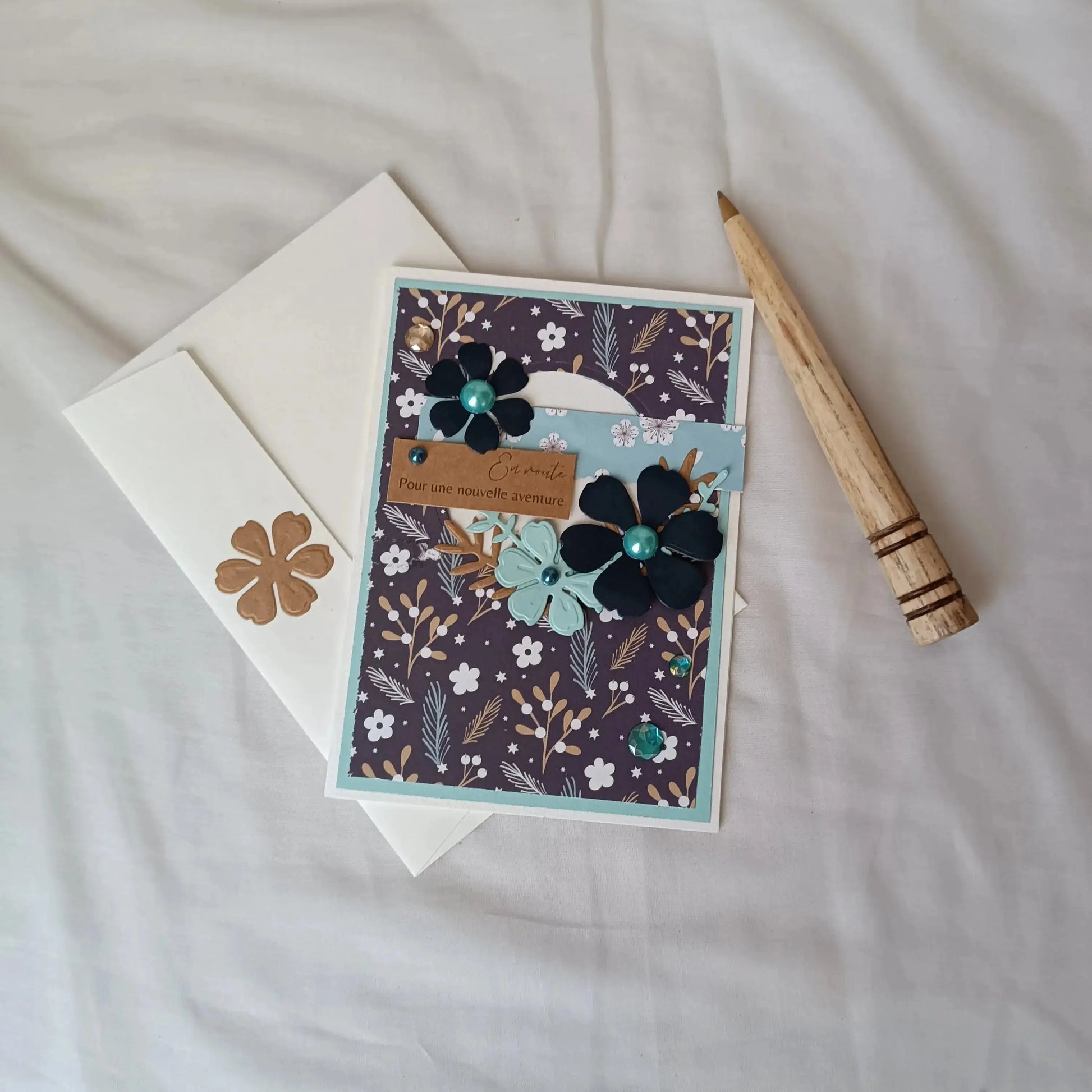 jolie carte départ collègue - carte départ retraite - carte départ collègue de travail - carte départ de l’Atelier de Lili la souris - bonne continuation carte départ - carte scrapbooking départ collègue - carte départ retraite femme - carte départ collègue femme bleue nuit - carte en route pour une nouvelle aventure