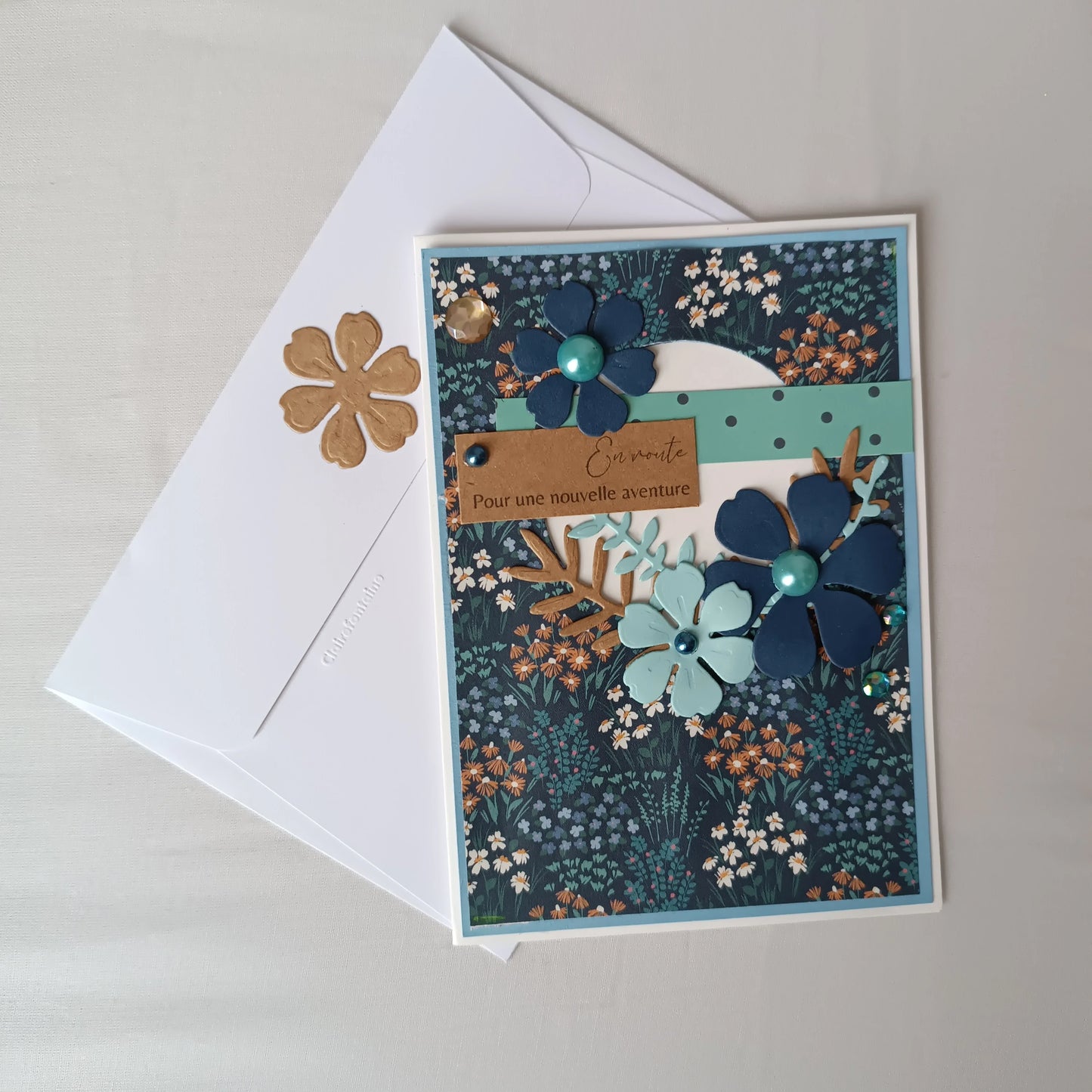Carte de départ collègue artisanale bleu nuit de L'Atelier de Lili la souris, posée sur son enveloppe blanche