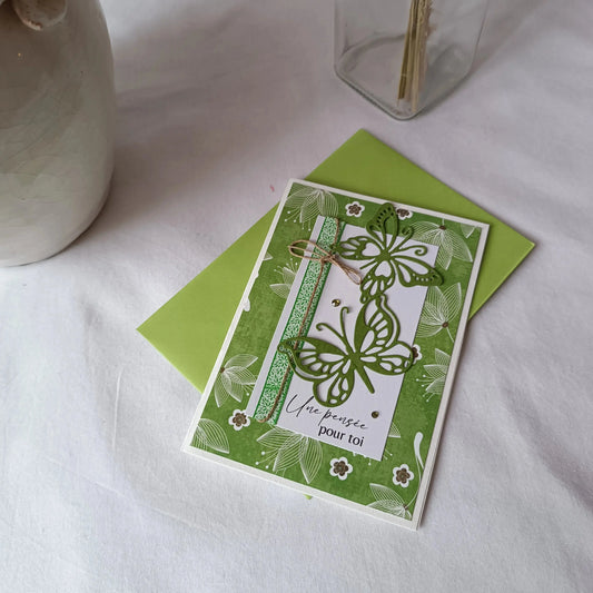 Carte de départ verte à papillons présentée avec son enveloppe