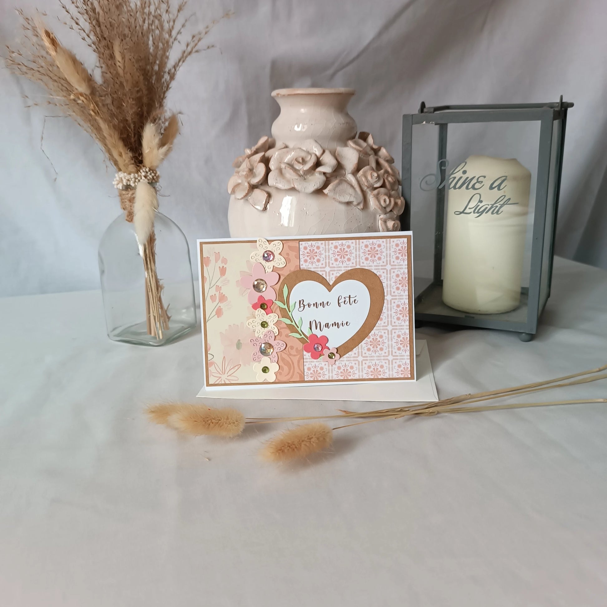 Carte Cœur Fleuri Abricot et Rose tenue en main pour montrer l'échelle