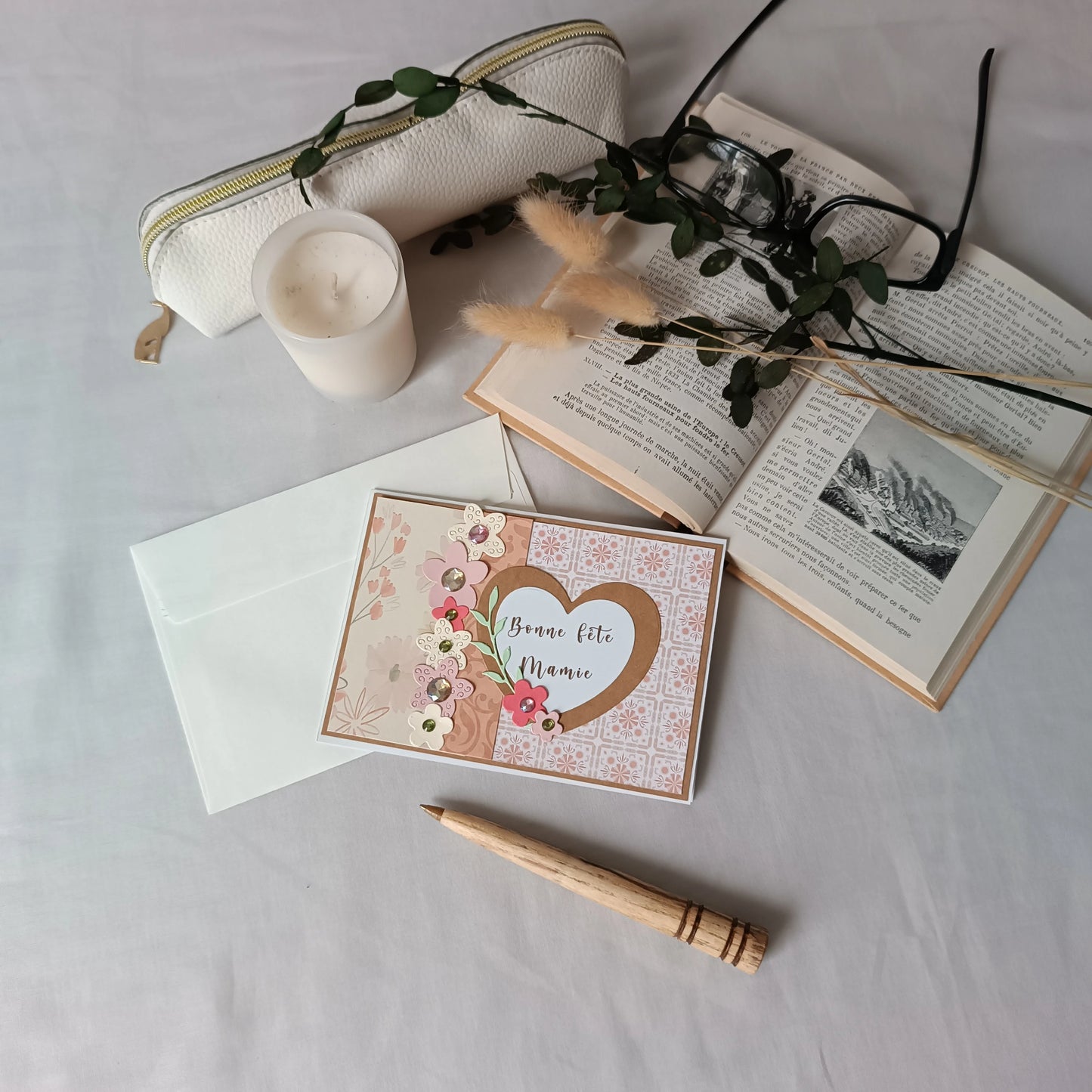 Carte Cœur Fleuri abricot et rose présentée avec son enveloppe