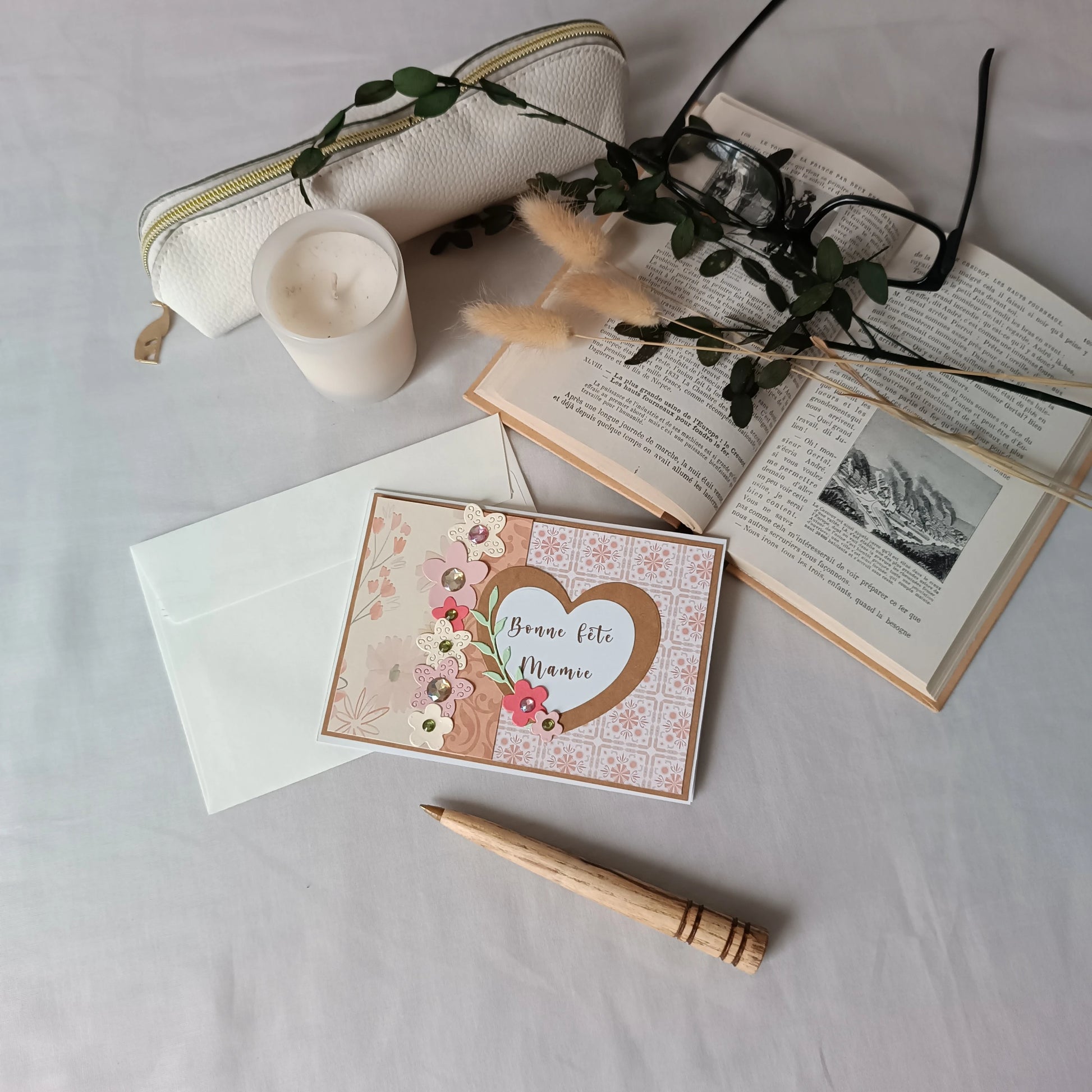 Carte Cœur Fleuri abricot et rose présentée avec son enveloppe