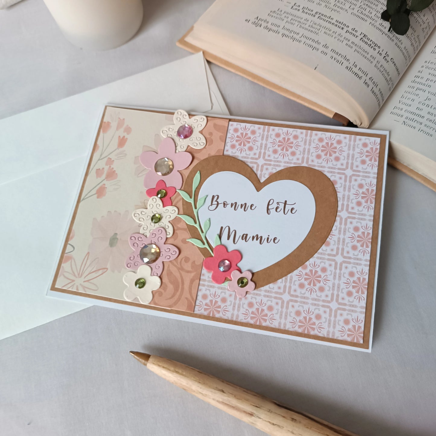 Carte Cœur Fleuri abricot et rose réalisée à la main, vue rapprochée
