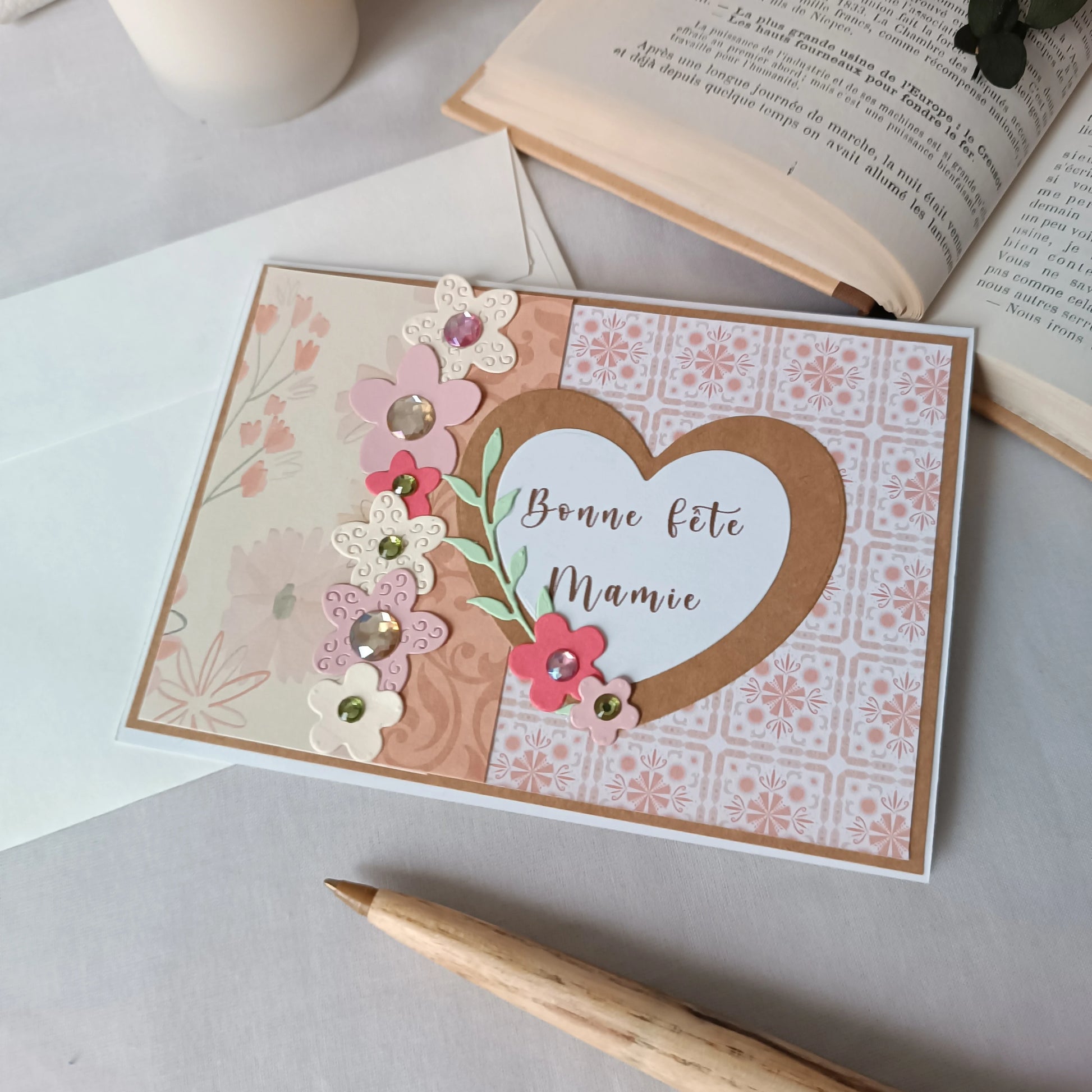 Carte Cœur Fleuri abricot et rose réalisée à la main, vue rapprochée