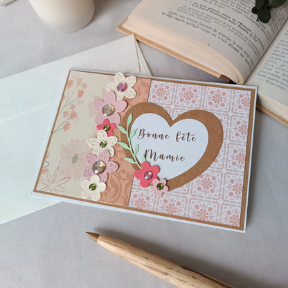 Carte Cœur Fleuri abricot et rose réalisée à la main, vue rapprochée