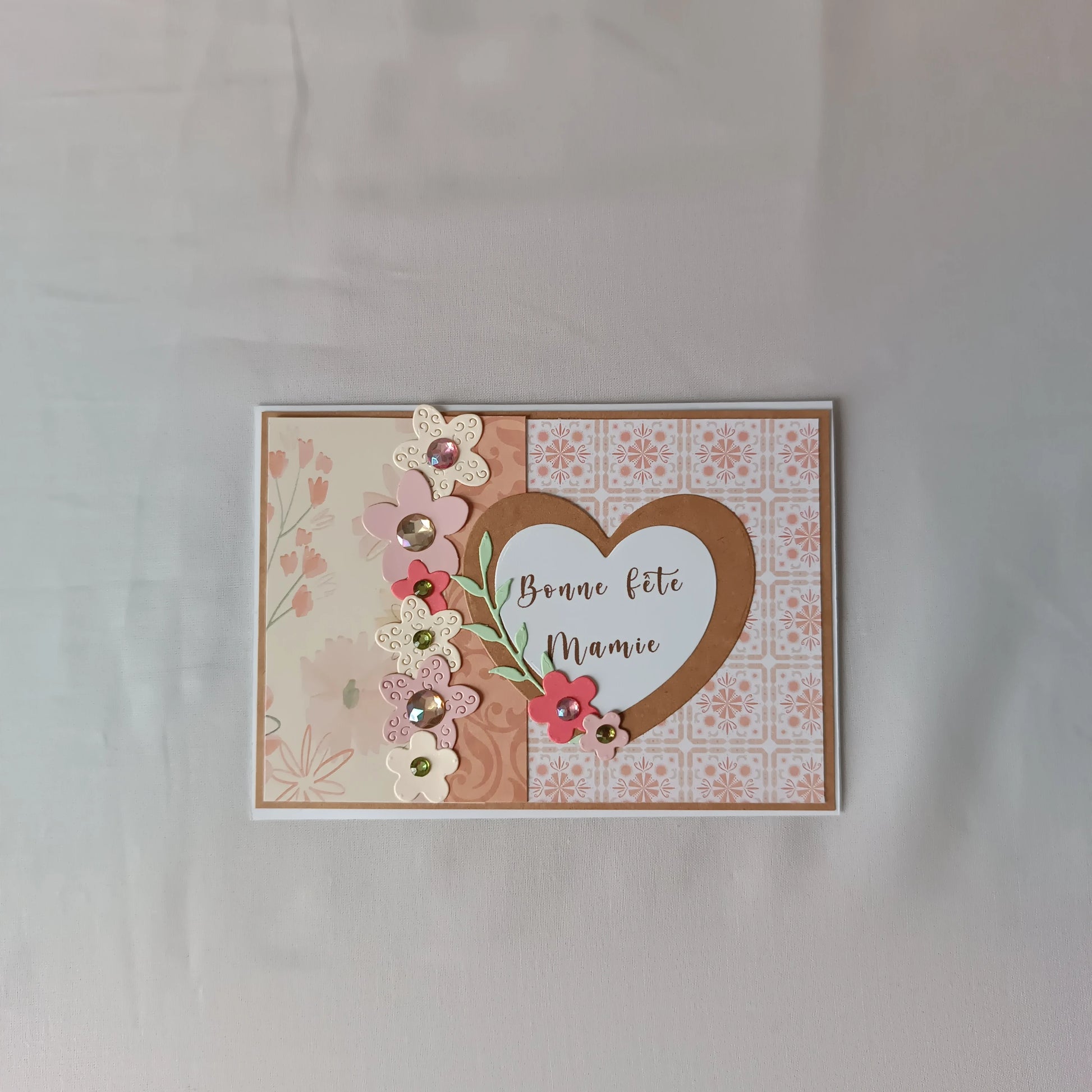 Carte Cœur Fleuri abricot et rose, autre angle de la création artisanale