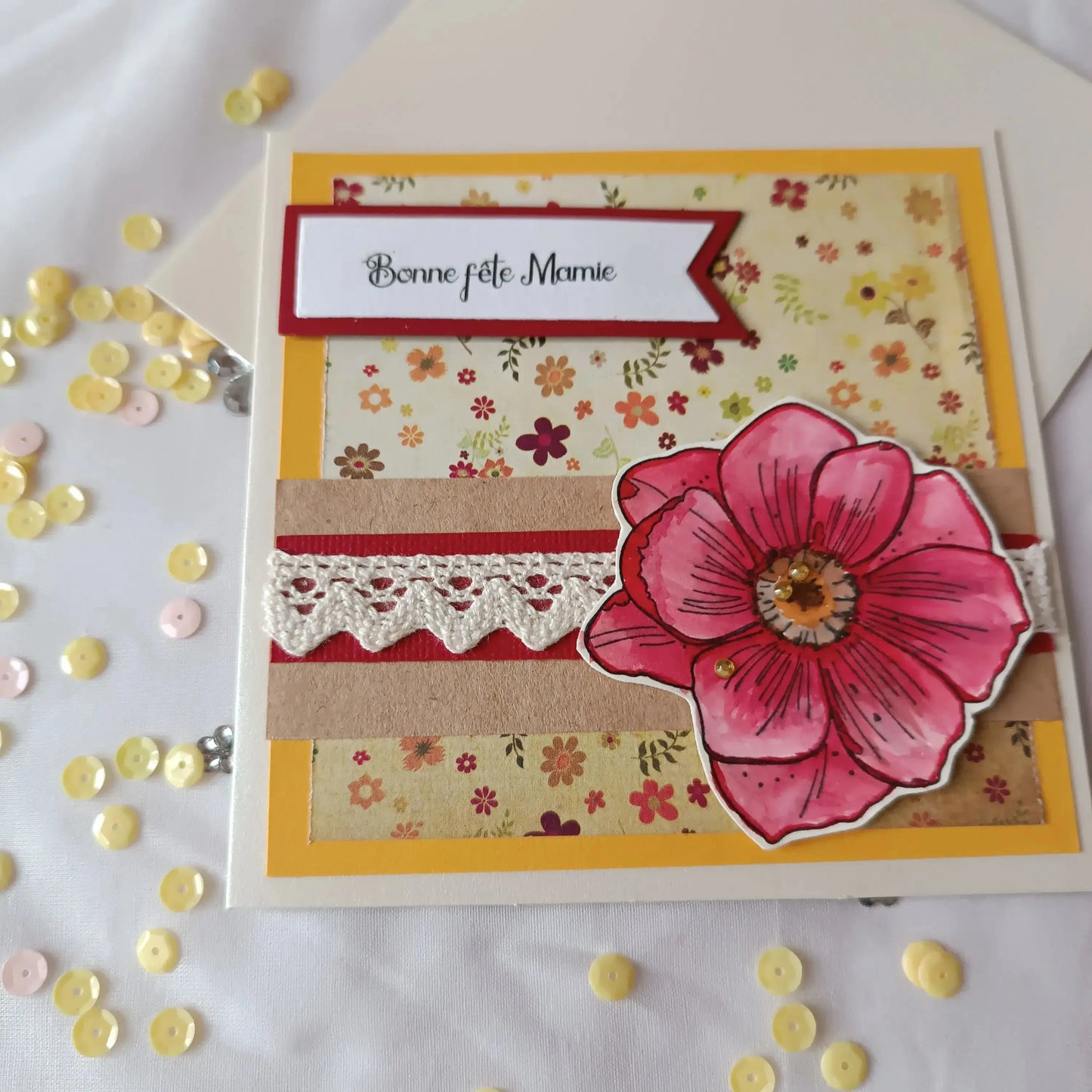 carte fête des Grands-Mères de l’Atelier de Lili la souris / carte bonne fête grand-mère / fête des grands-mères / bonne fête Mamie / jolie carte fête des Grands-Mères jaune et rouge / cadeau fête des grands-mères / carte fête des grands-mères / idée cadeau mamie / idée cadeau grands-mères / idée cadeau fête des grands-mères / cadeau pour mamie