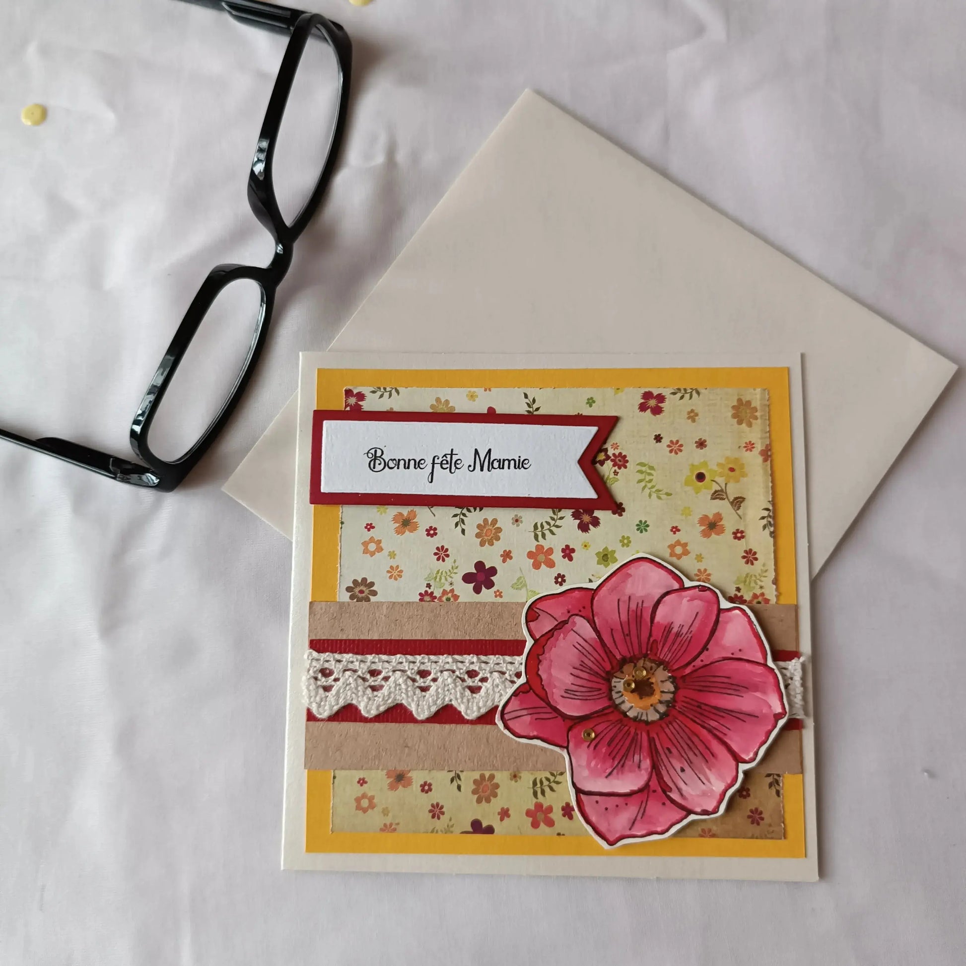 carte fête des Grands-Mères de l’Atelier de Lili la souris / carte bonne fête grand-mère / fête des grands-mères / bonne fête Mamie / jolie carte fête des Grands-Mères jaune et rouge / cadeau fête des grands-mères / carte fête des grands-mères / idée cadeau mamie / idée cadeau grands-mères / idée cadeau fête des grands-mères / cadeau pour mamie
