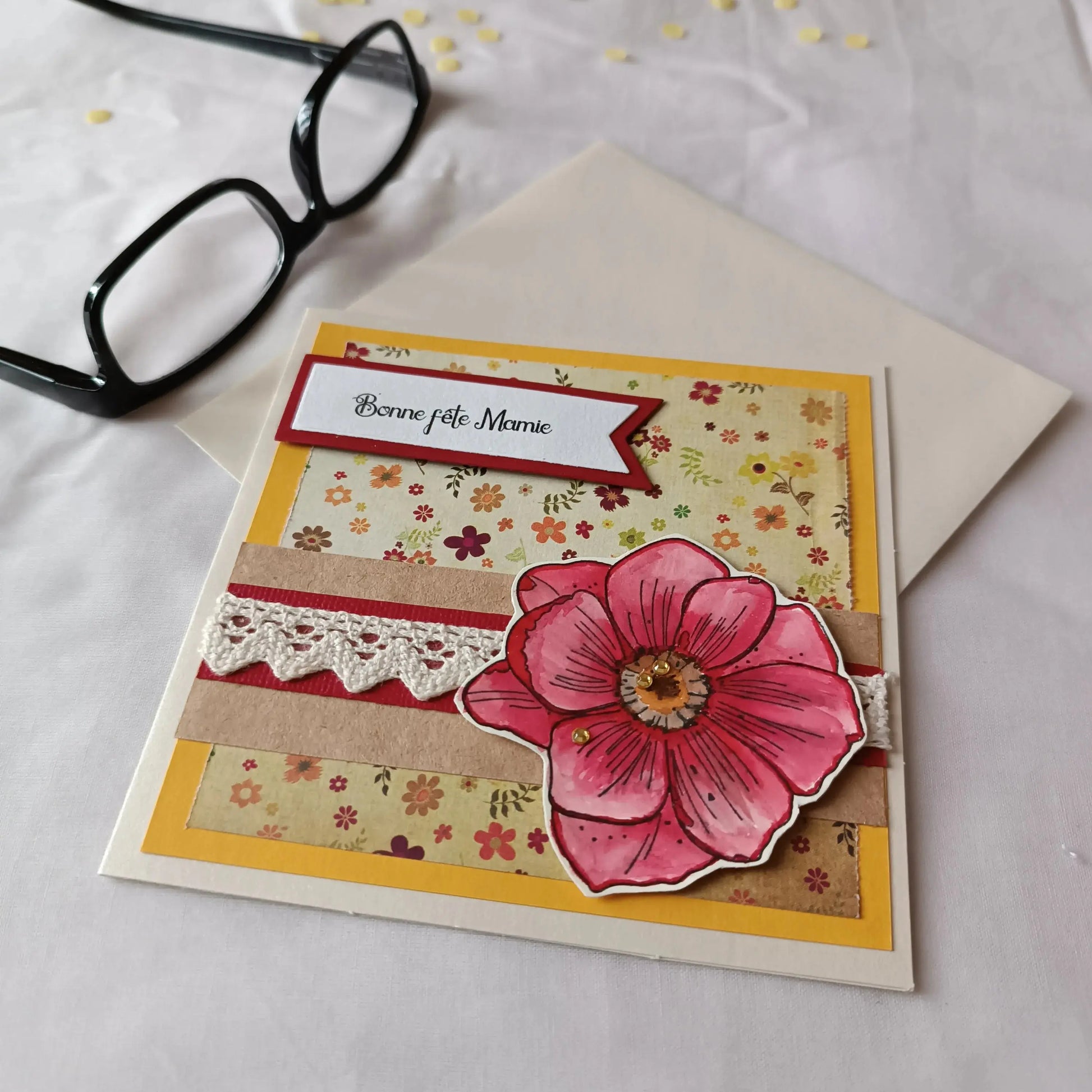 carte fête des Grands-Mères de l’Atelier de Lili la souris / carte bonne fête grand-mère / fête des grands-mères / bonne fête Mamie / jolie carte fête des Grands-Mères jaune et rouge / cadeau fête des grands-mères / carte fête des grands-mères / idée cadeau mamie / idée cadeau grands-mères / idée cadeau fête des grands-mères / cadeau pour mamie